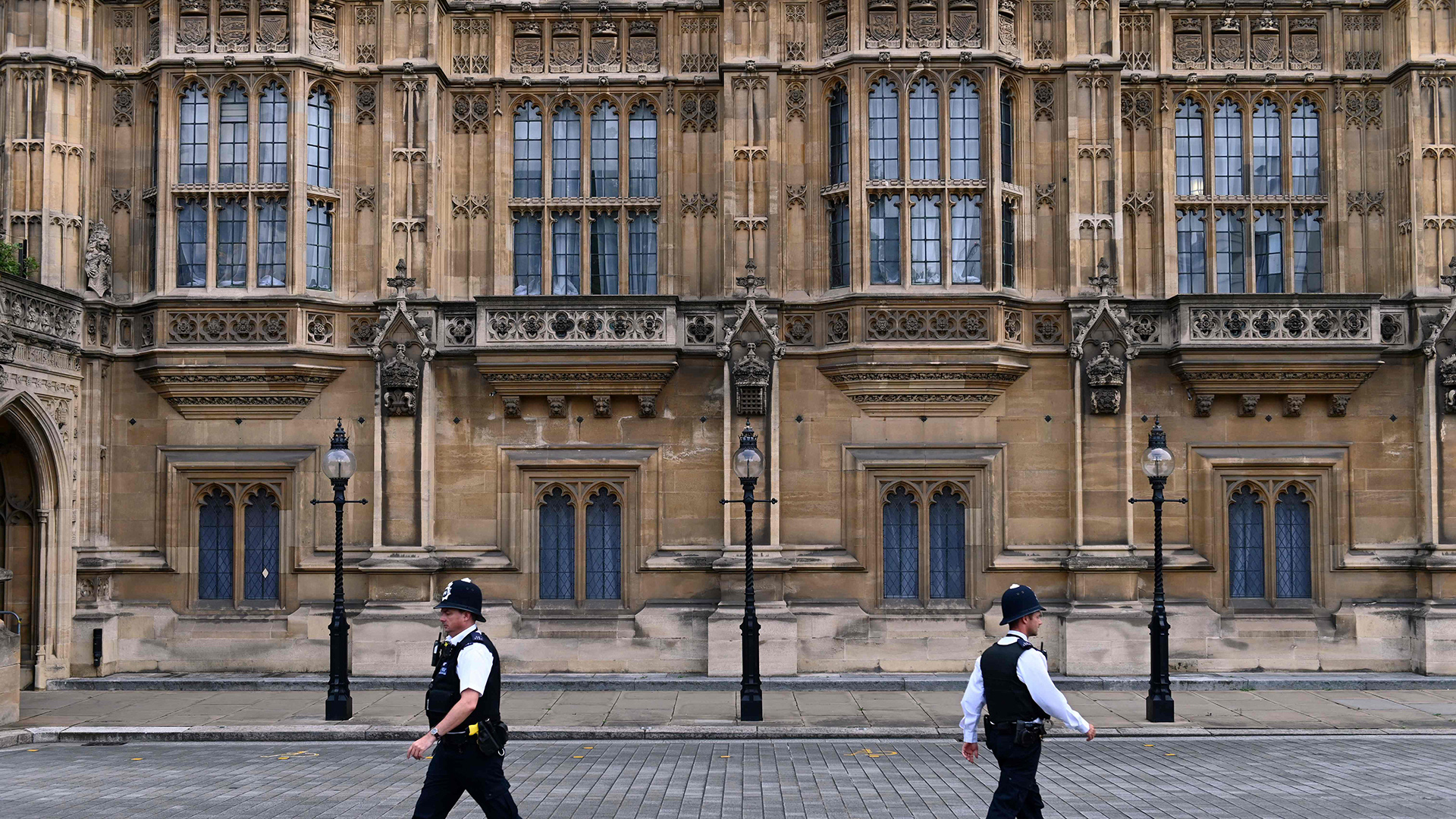 Polizeipatrouille vor dem Westminsterpalast, London