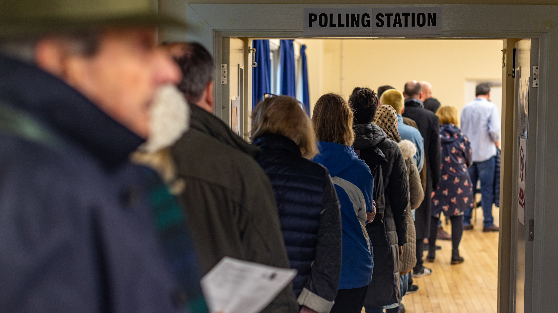 Menschen stehen in einem Wahllokal in London in einefr Schlange | dpa