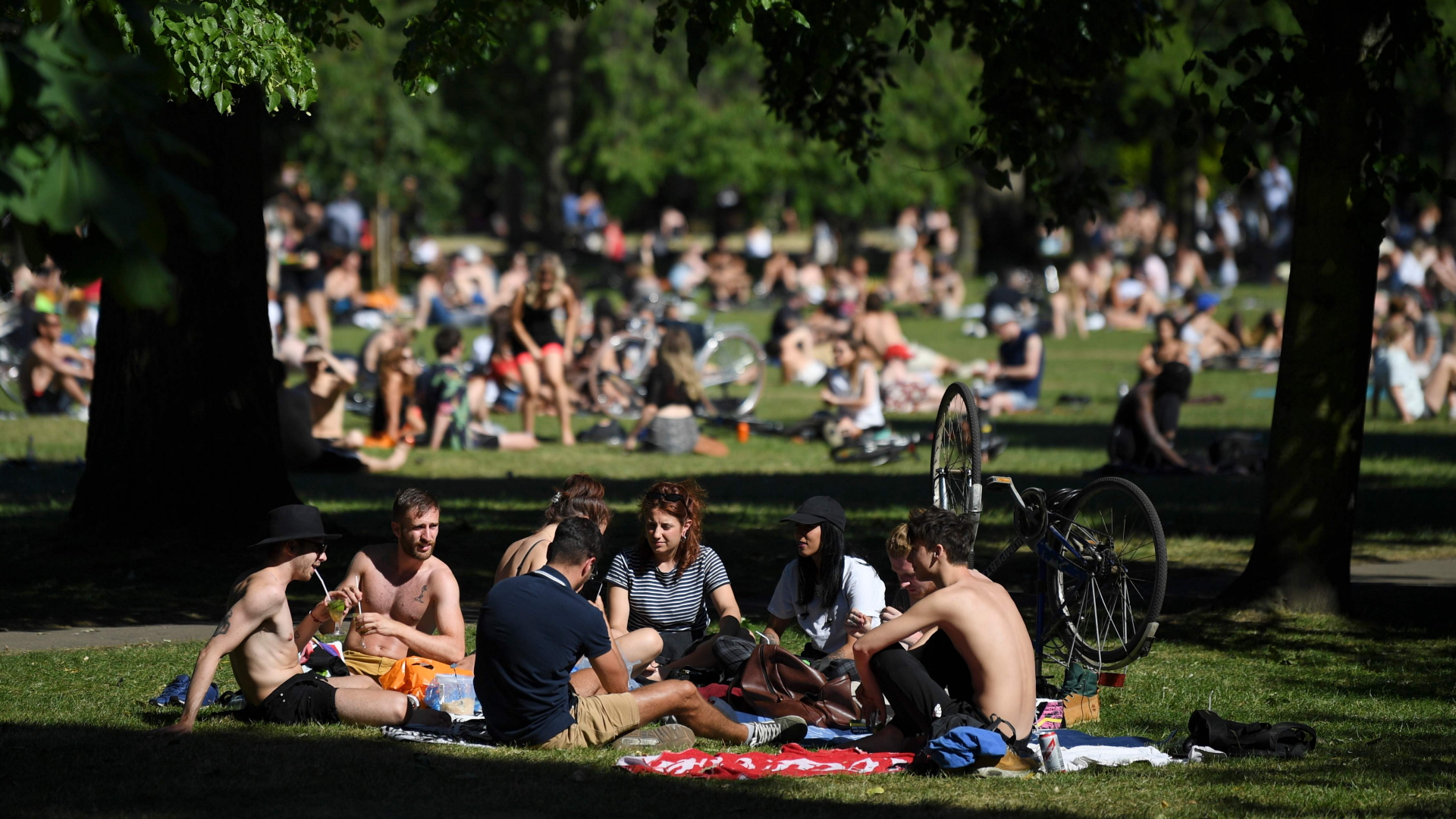 Menschen in einem Londoner Park | AFP
