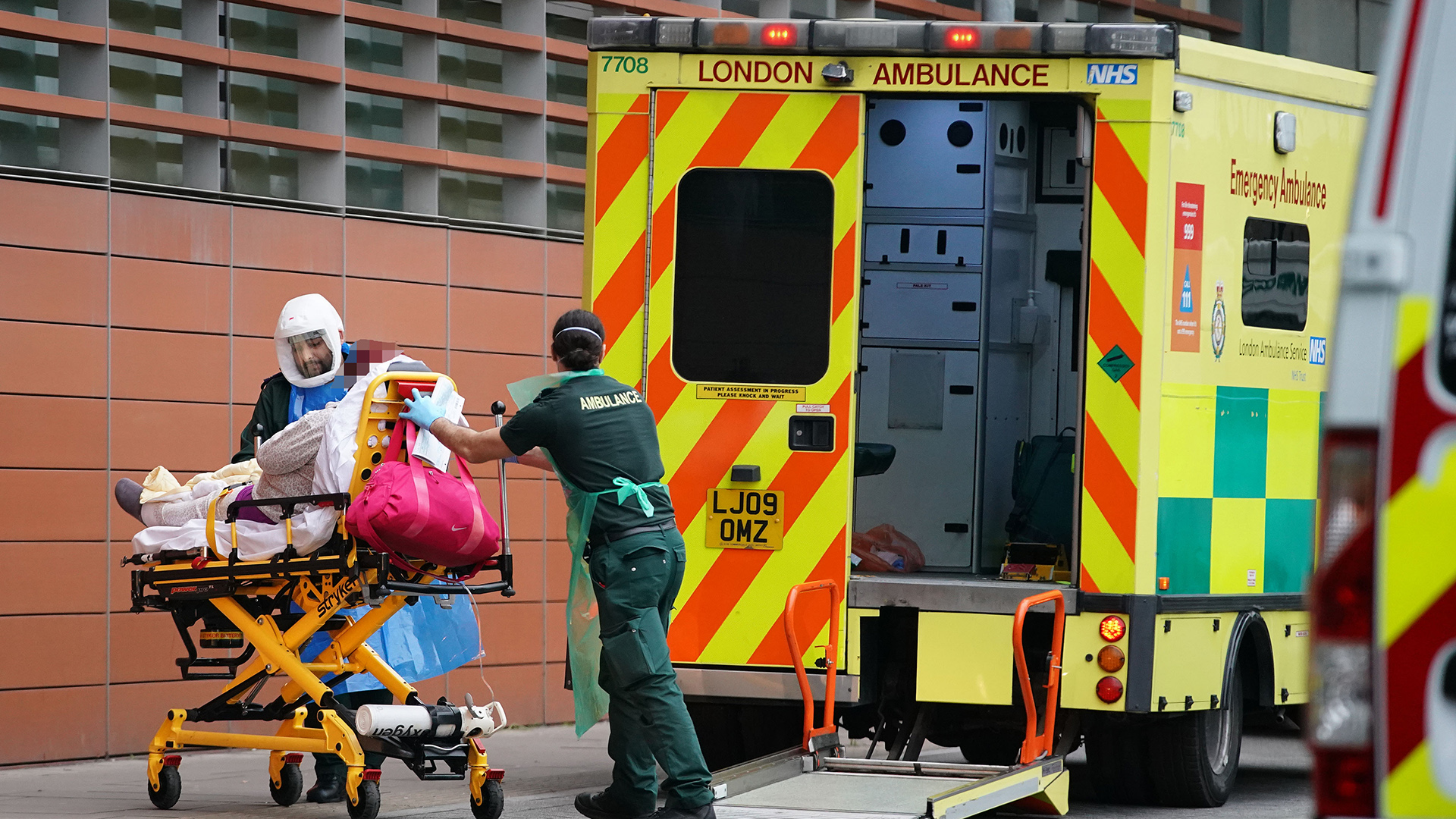 London: Sanitäter transportieren einen Patienten aus einem Krankenwagen in das Royal London Hospital. | dpa