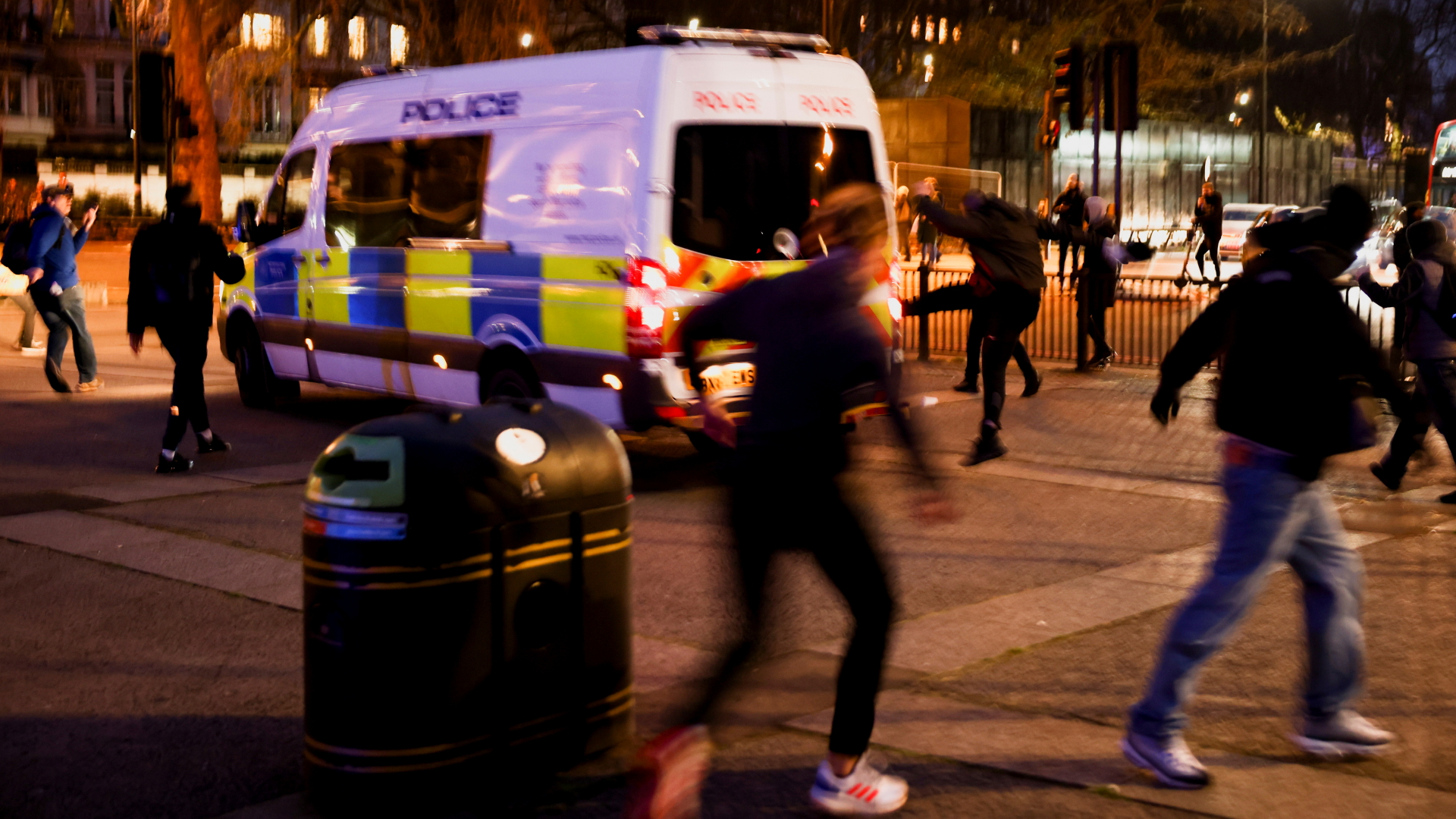 Ein Demonstrant tritt gegen ein Polizeiauto in London.  | REUTERS