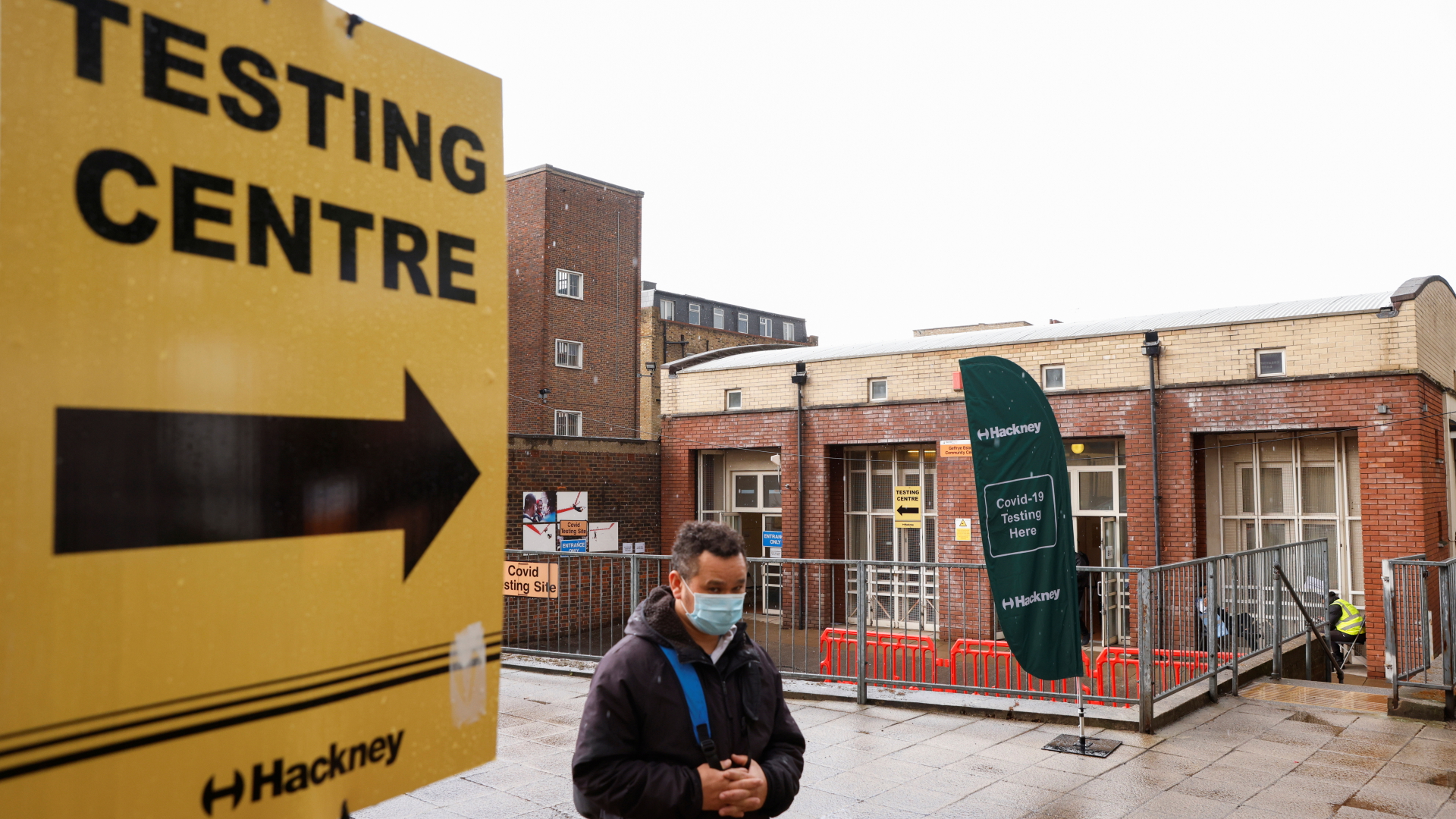 Ein Mann geht an einem Schild mit der Aufschrift "Test-Zentrum" in London vorbei.  | REUTERS