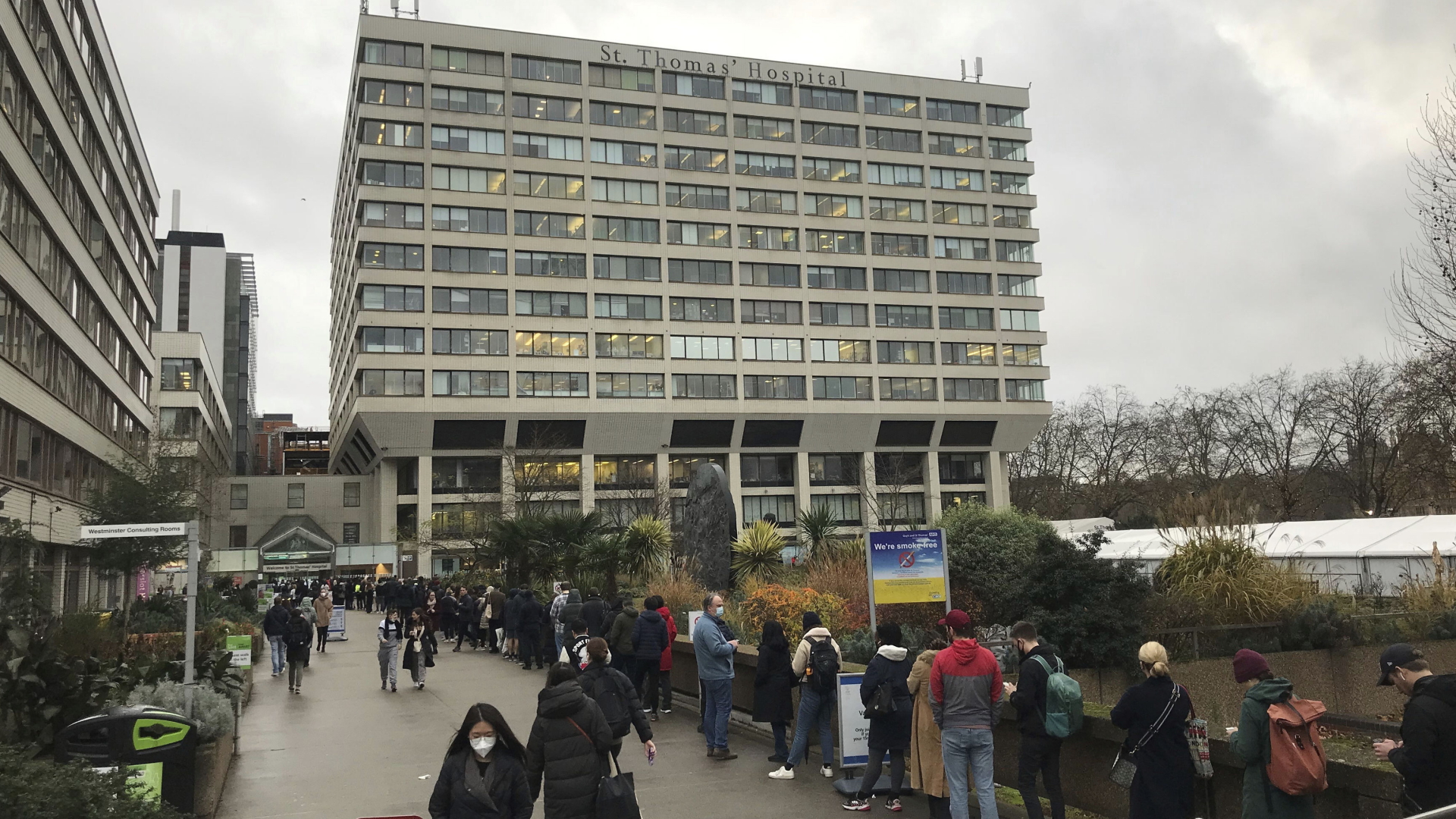 Menschen stehen Schlange vor dem St. Thomas Hospital in London, um eine Corona-Impfung zu erhalten. | dpa