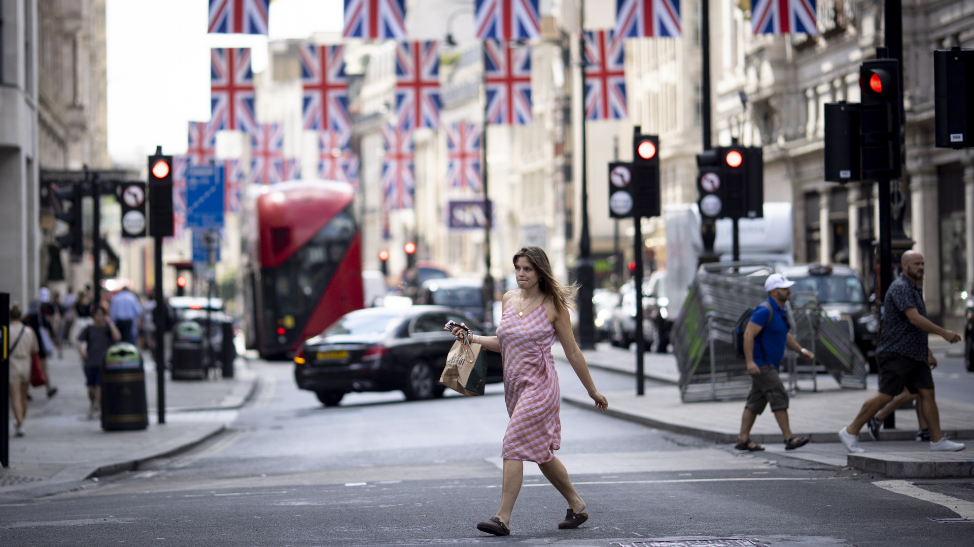 Eine Frau geht über eine Straße in London  | EPA