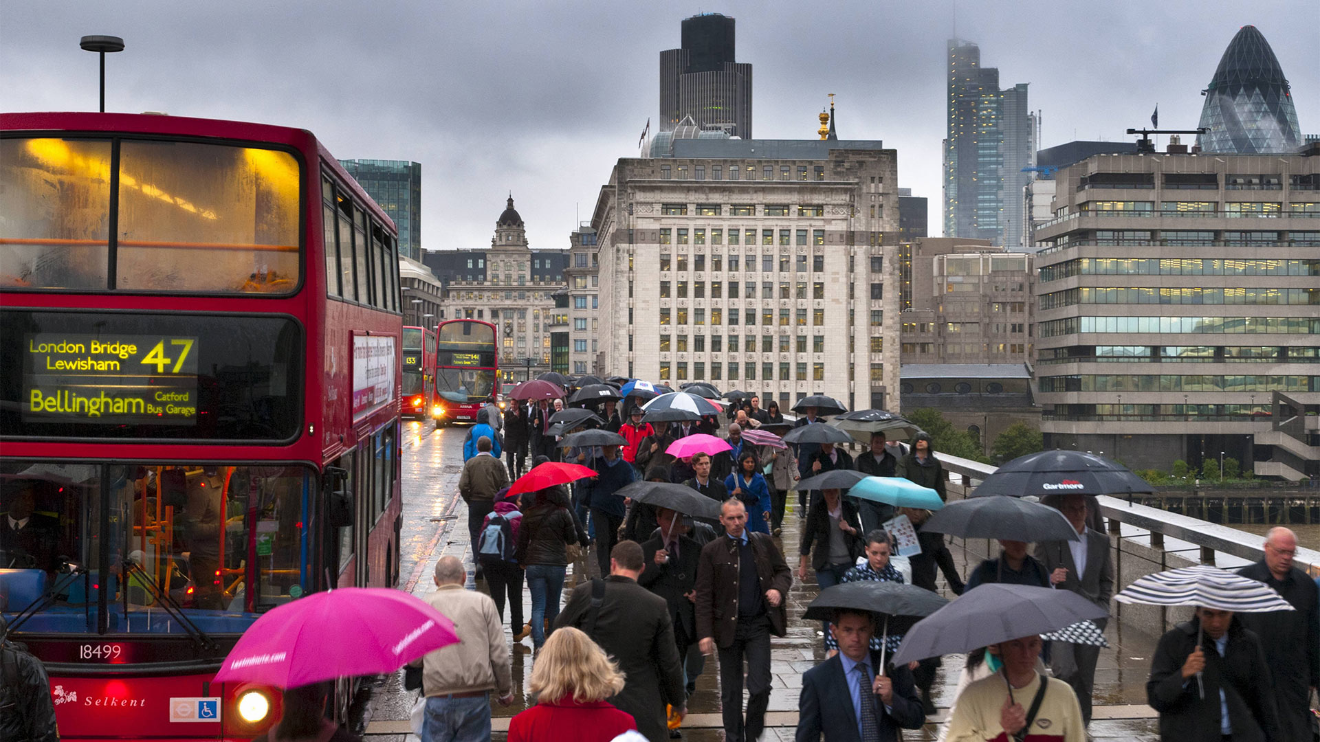 Passanten und Busse auf der London Bridge | picture alliance / Alan Copson/r