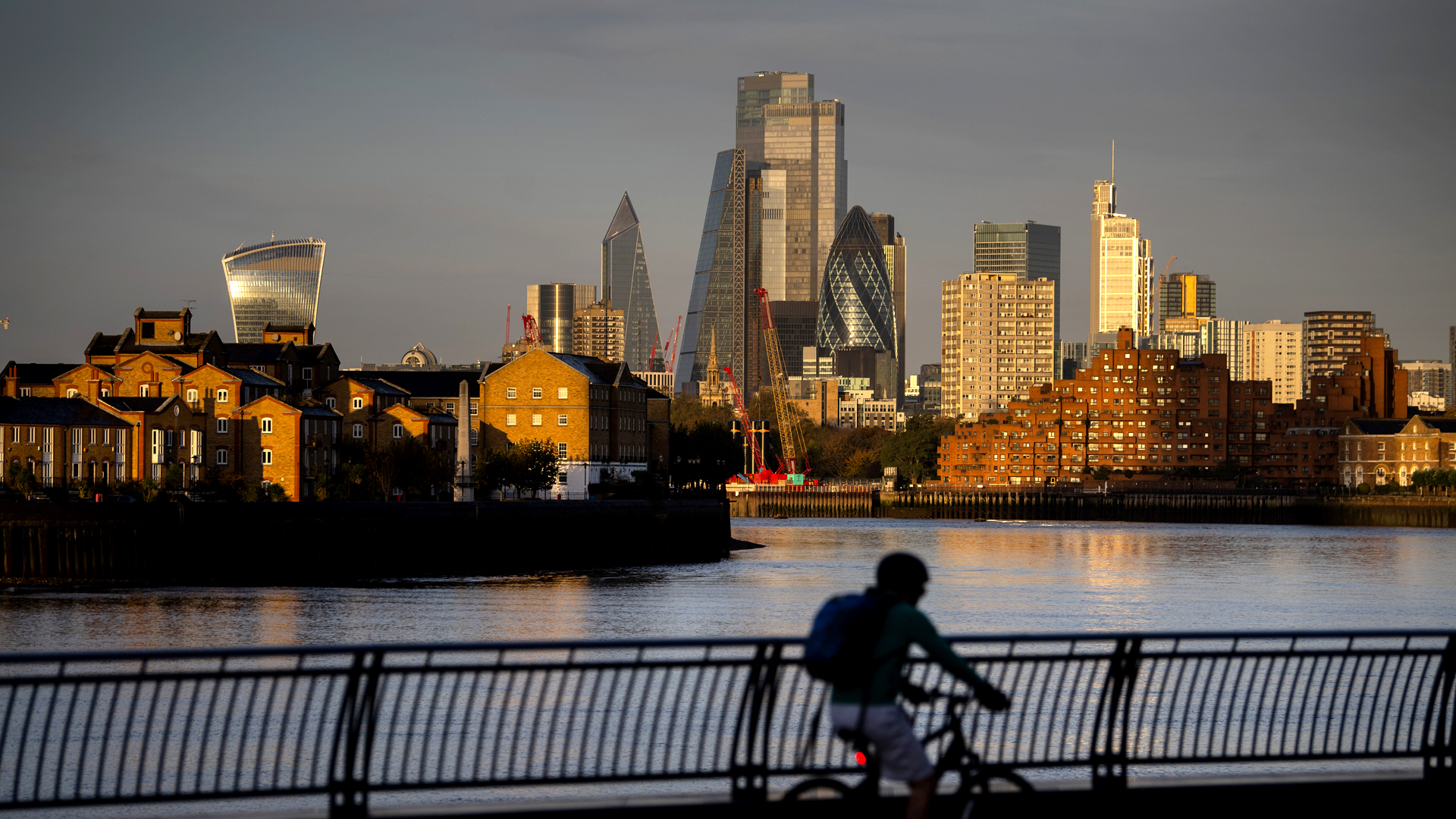 Ein Radfahrer fährt am  Morgen im Osten Londons nahe der Londoner City-Skyline (Archivbild: 2020) | picture alliance/dpa/PA Wire
