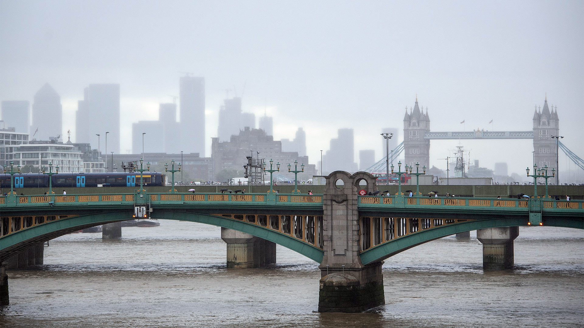 Blick auf die Tower Bridge und Canary Wharf in London | picture alliance / empics