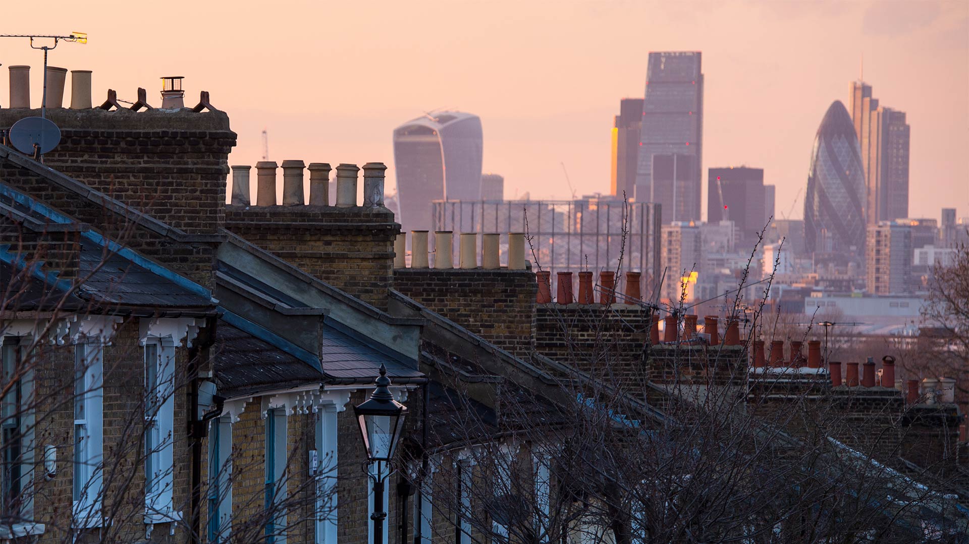 Blick über Altbauten hinüber zu den Hochhäusern im Zentrum von London.