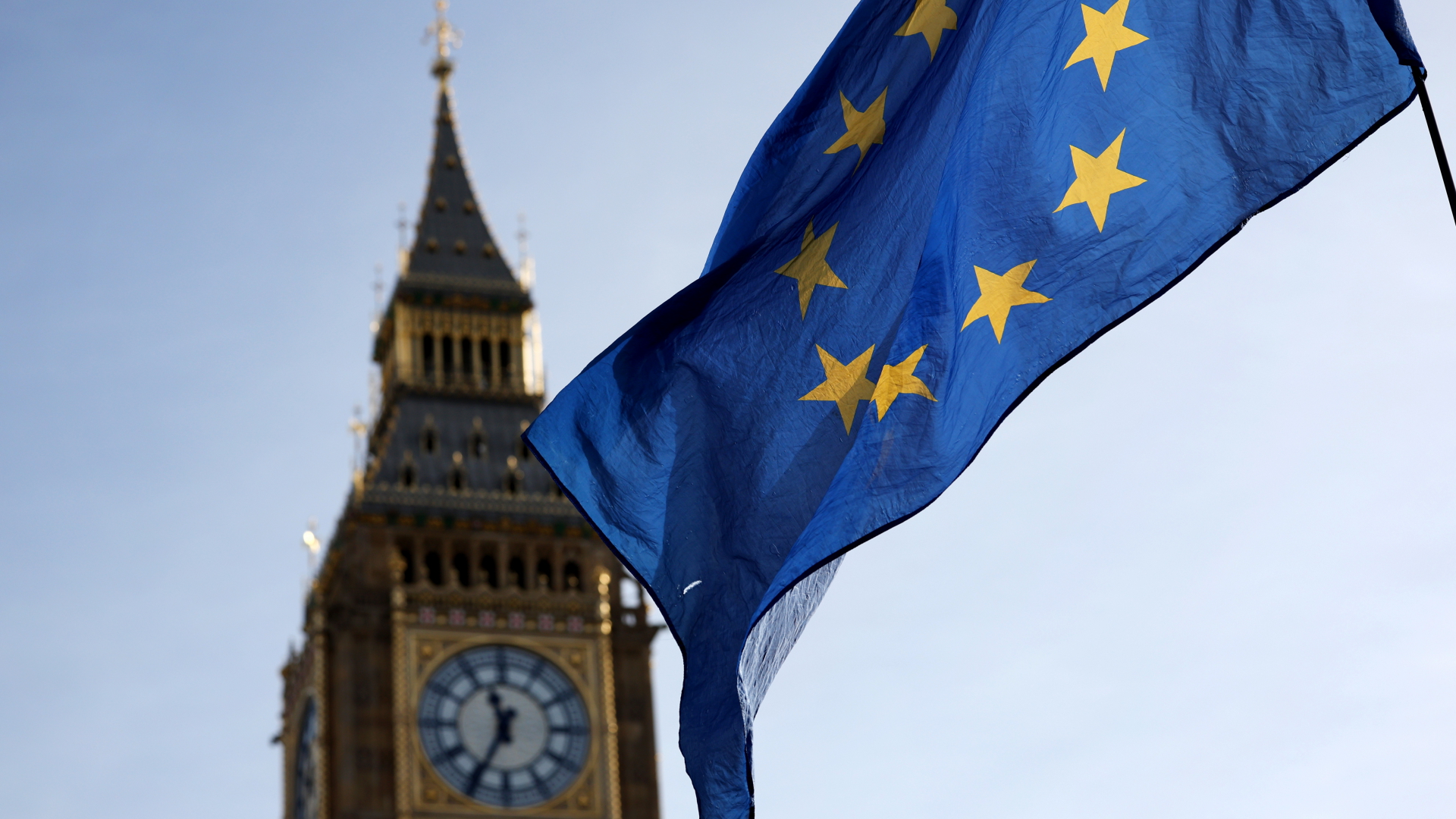 Eine EU-Flagge weht vor dem Parlament in London (Archivbild)