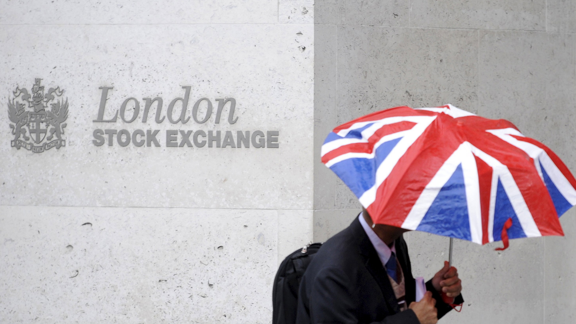 Ein Mann mit britischem Regenschirm vor der Londoner Börse | REUTERS