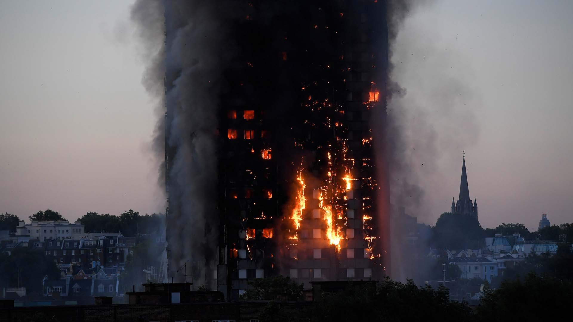 Flammen schlagen aus einem Wohn-Hochhaus in London | REUTERS