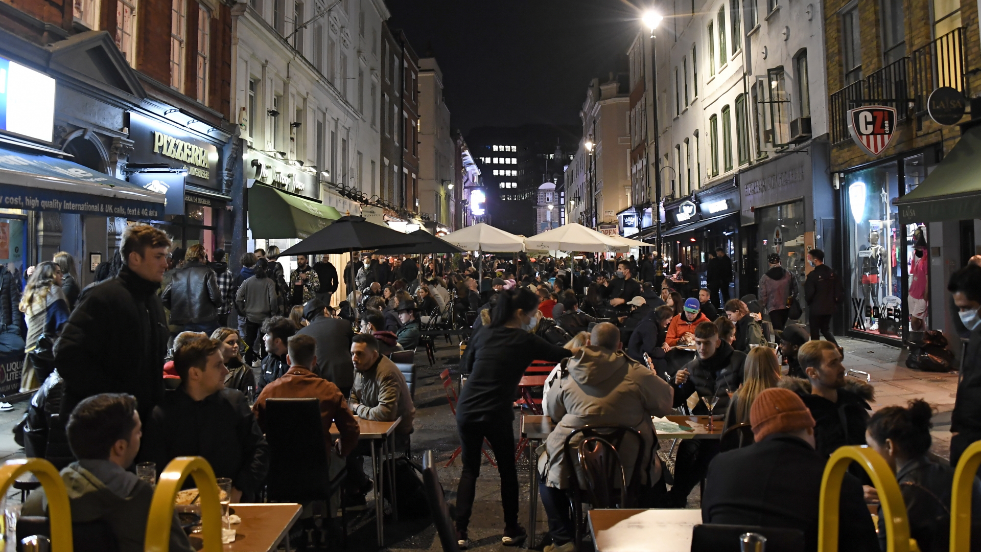Viele Menschen vor Pubs und Restaurants in der Old Compton Street im Londoner Stadtteil Soho.  | dpa