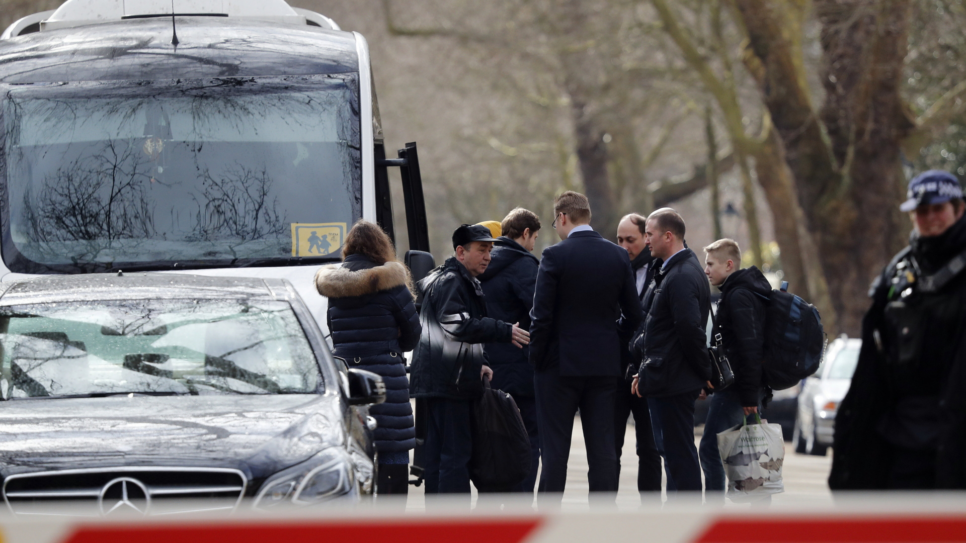 Russische Diplomaten steigen in einen Bus vor der Botschaft in London | AP