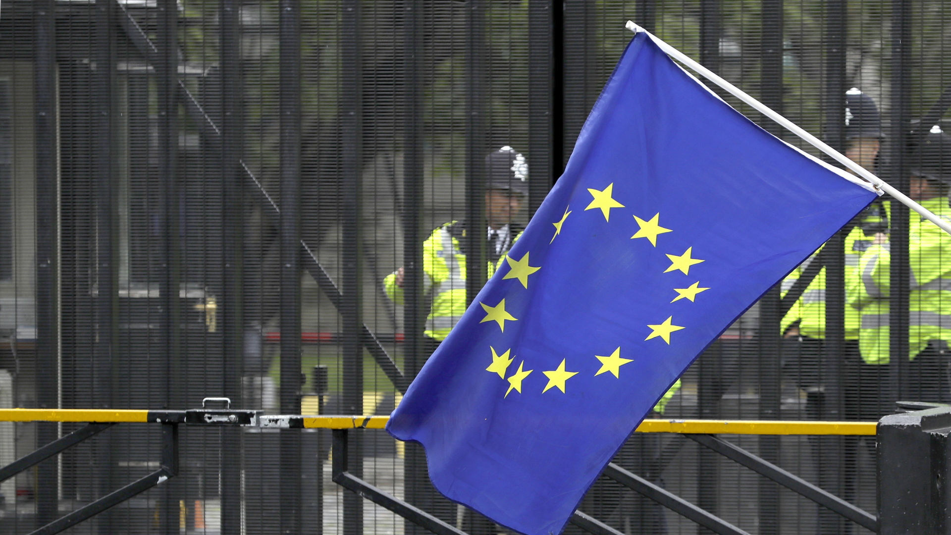 EU-Flagge vor dem britischen Parlament.
