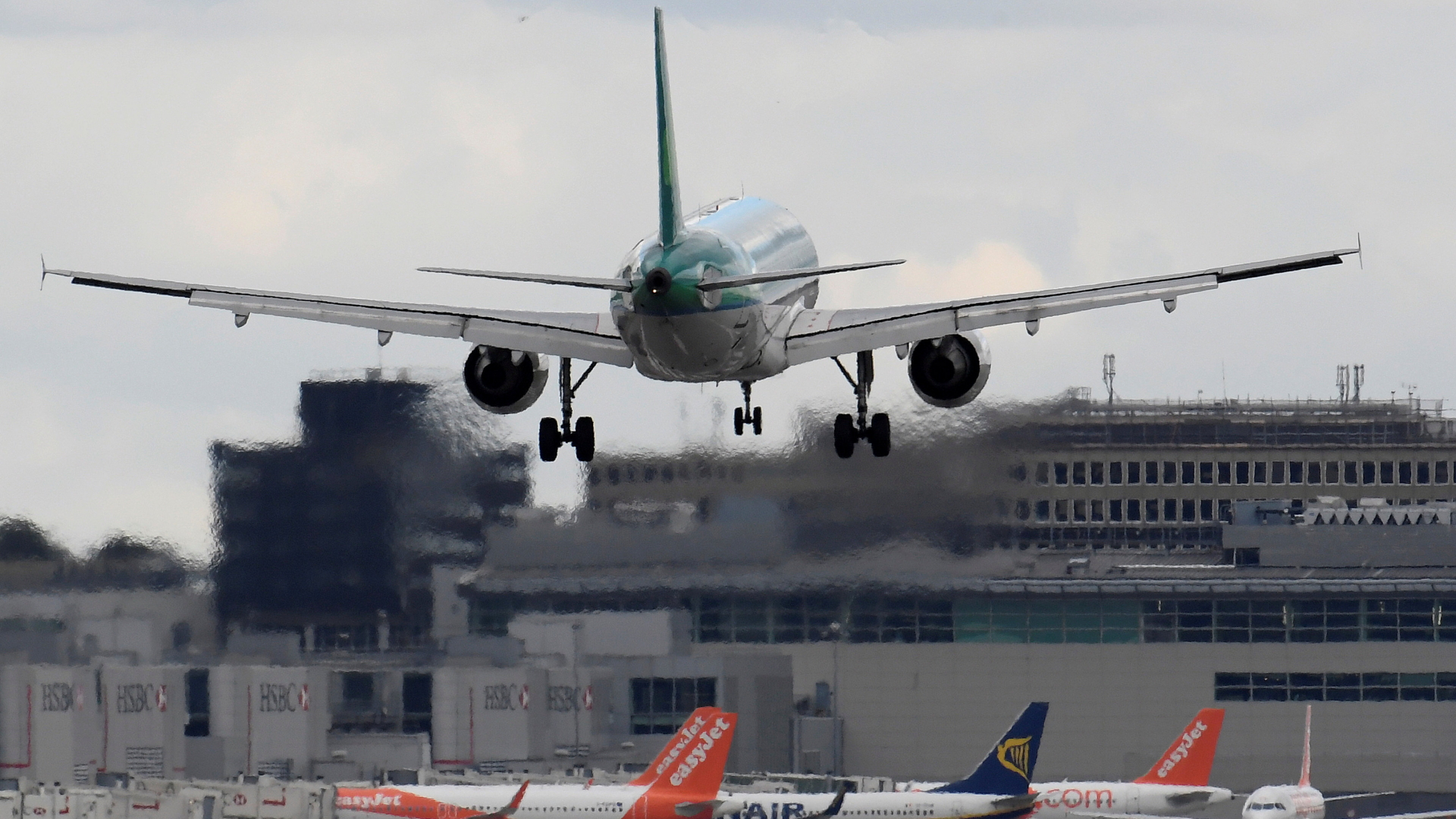 Ein Flugzeug startet am Londoner Flughafen Gatwick. | Bildquelle: REUTERS
