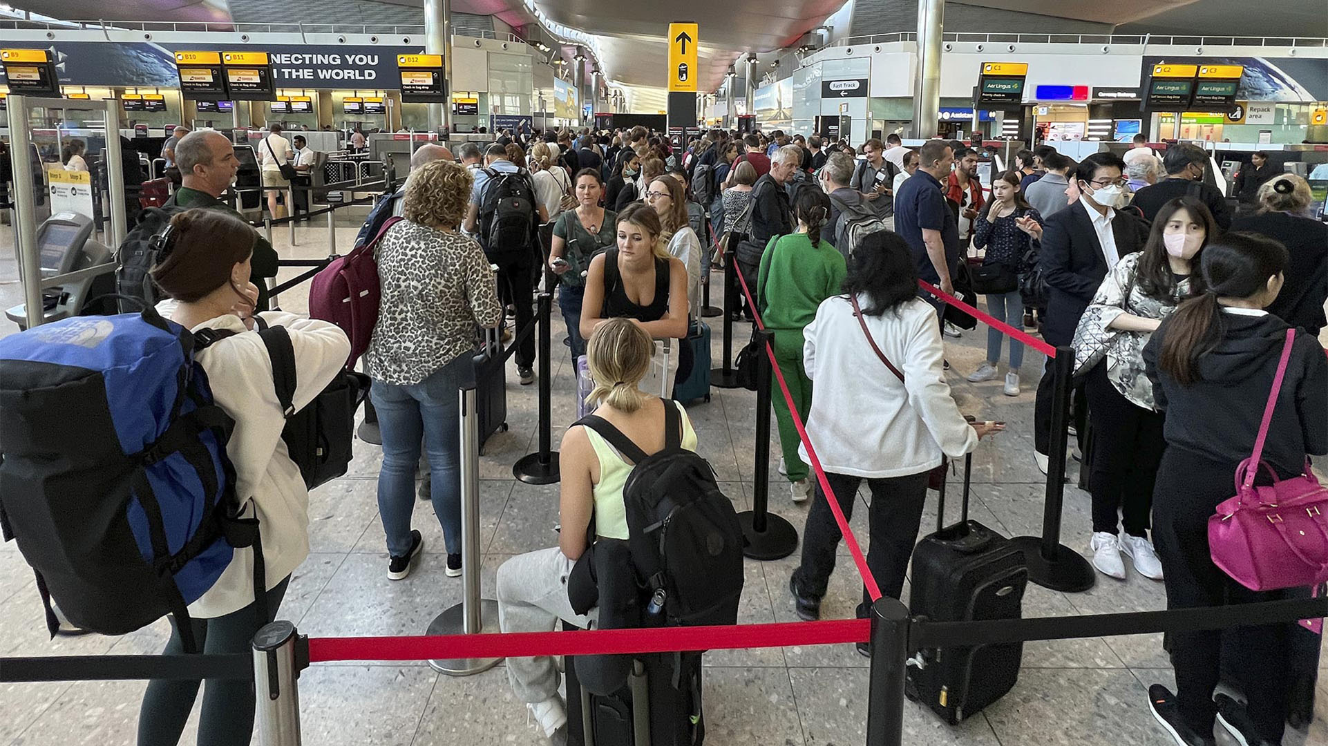 Reisende am Londoner Airport Heathrow Flughafen | picture alliance/dpa/AP