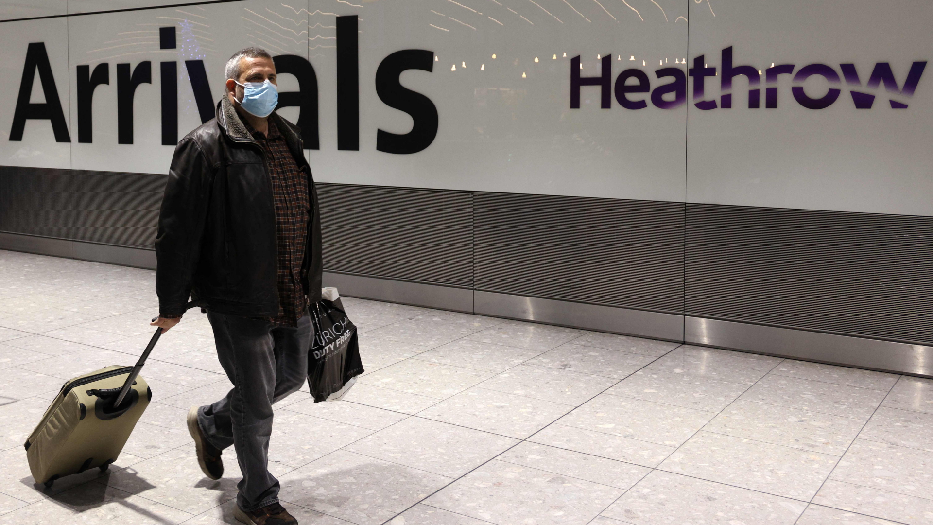 Ein Passagier bei der Ankunft am Flughafen Heathrow in London. | AFP