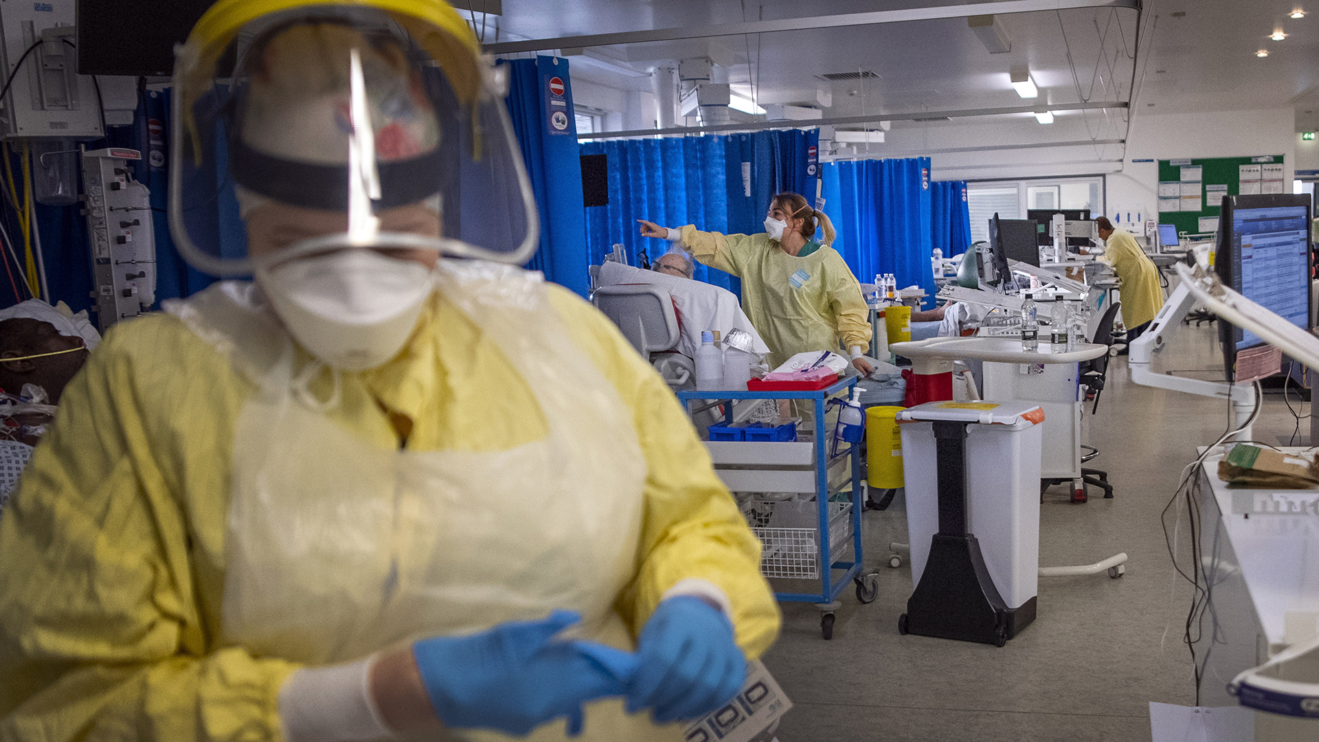 Krankenschwestern kümmern sich um Patienten mit einer Corona-Infektion auf der Intensivstation im St. Georges Krankenhaus. | picture alliance/dpa/PA Wire