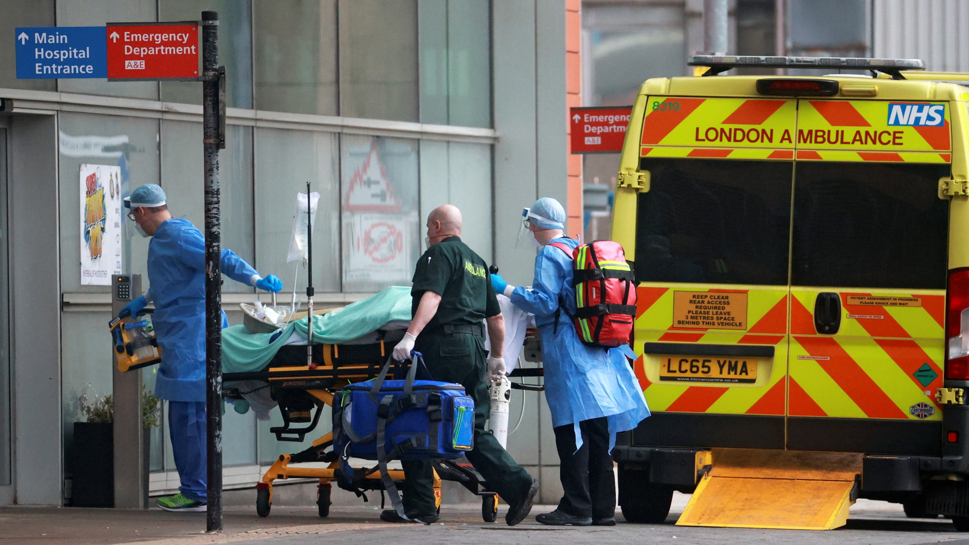 Ärzte transportieren einen Patienten aus einem Krankenwagen in das Royal London Hospital. | REUTERS
