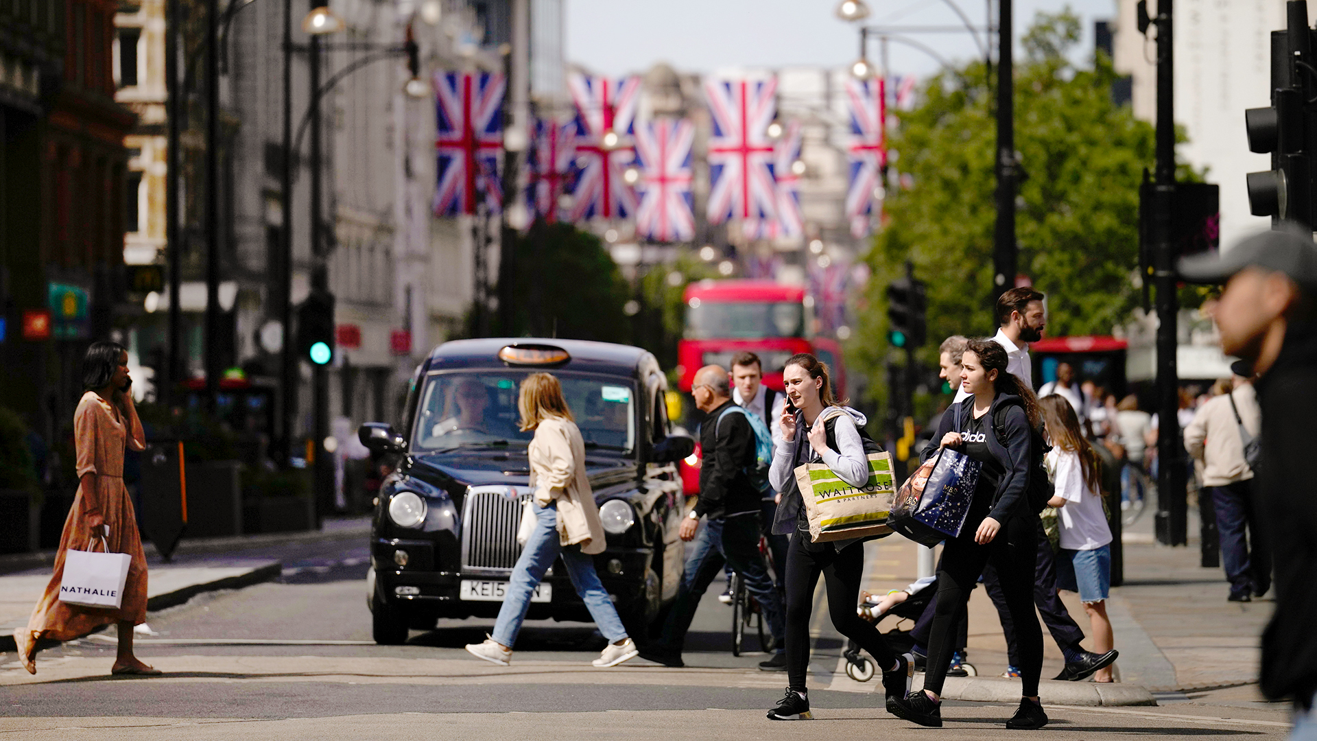 Menschen gehen am Mittwoch in London durch das Einkaufsviertel an der Oxford Street in London. | dpa
