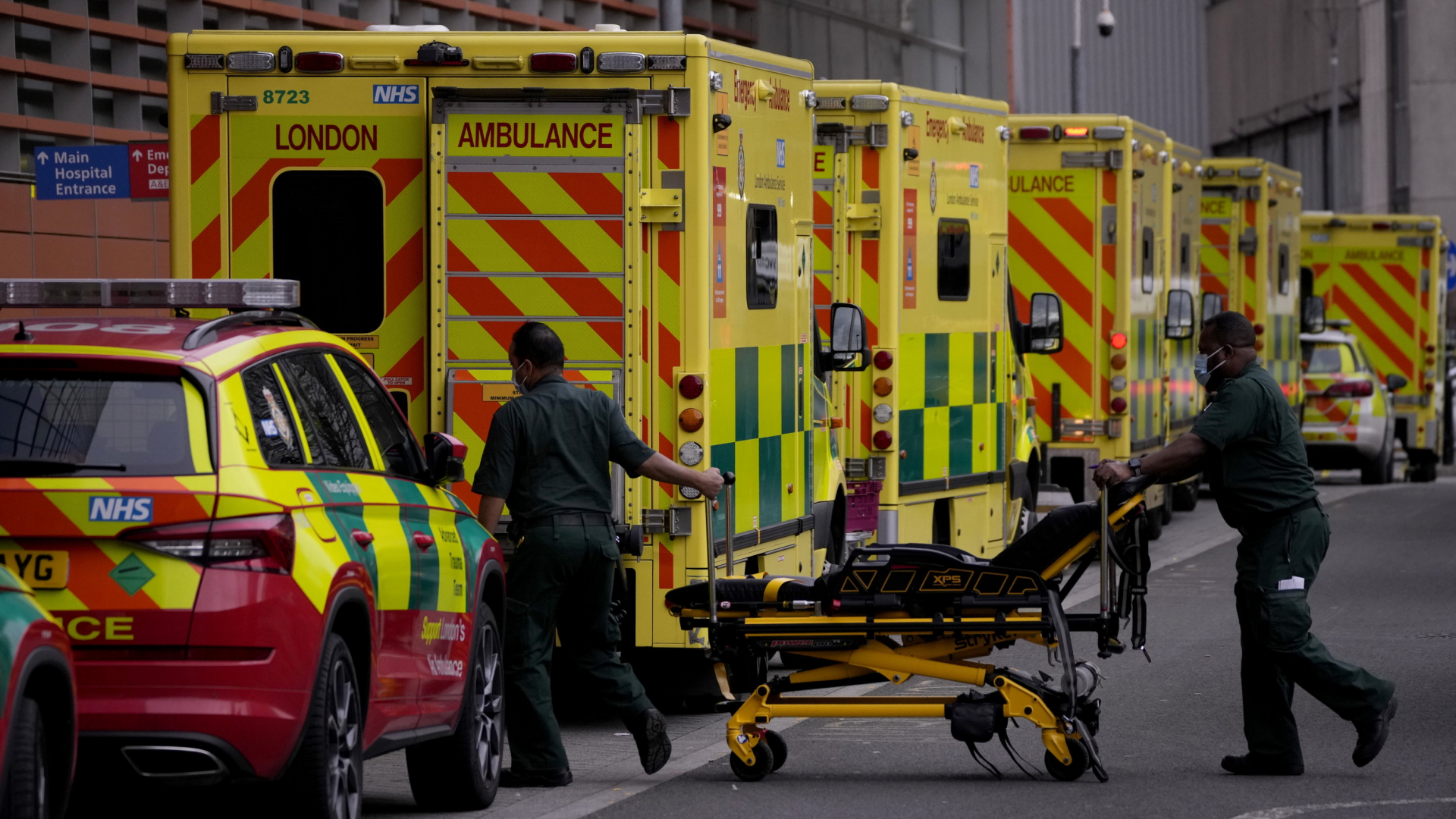 Sanitäter schieben vor einem Krankenhaus in London eine Trage zu ihrem Rettungswagen.070121 London  | AP