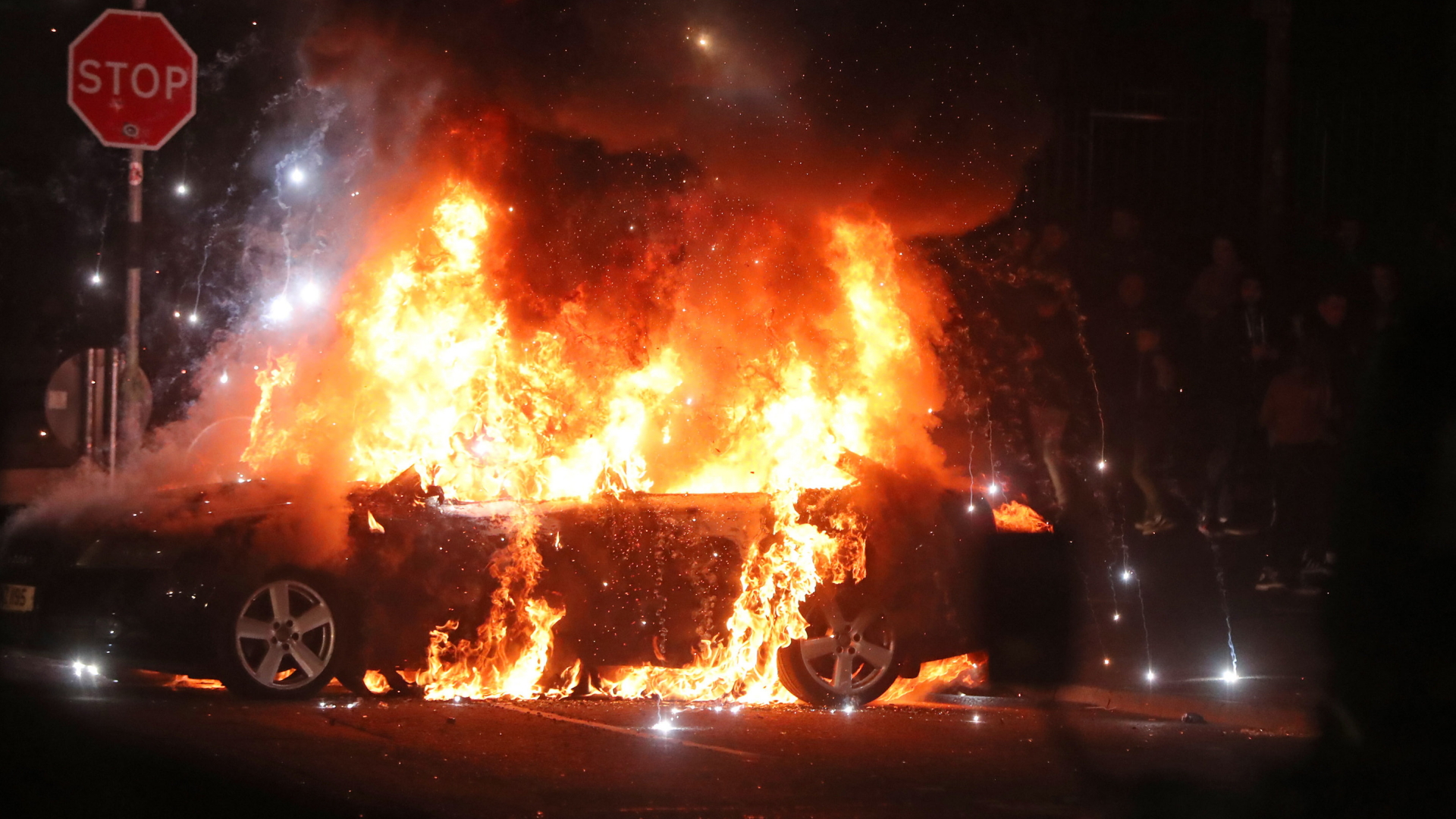 Brennendes Auto in Londonderry | Bildquelle: dpa