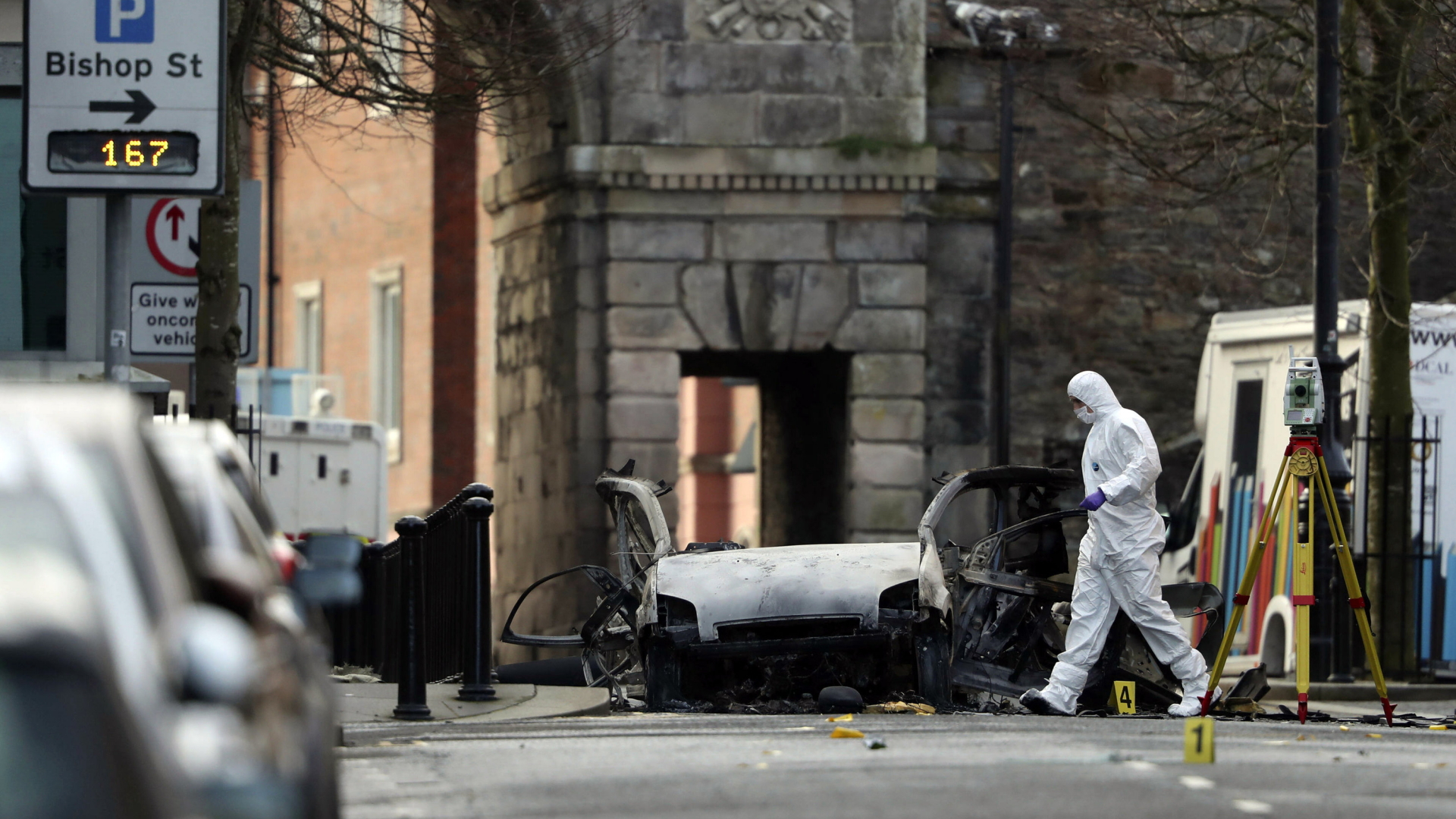 Ein ausgebranntes Auto in den Straßen Londonderrys | Bildquelle: AP