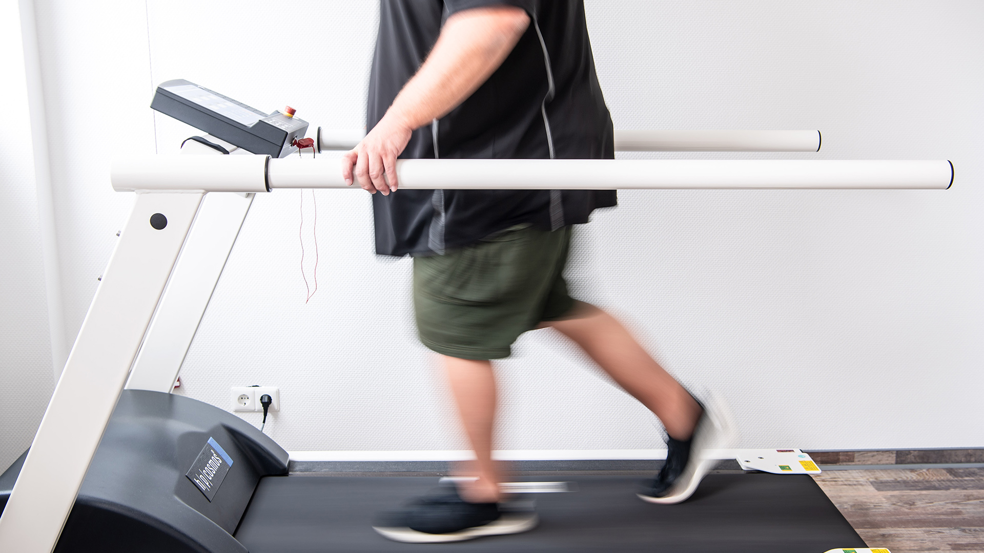 Ein Mann trainiert an einem Laufband um seine Ausdauer nach einer Coronainfektion zu stärken. | dpa