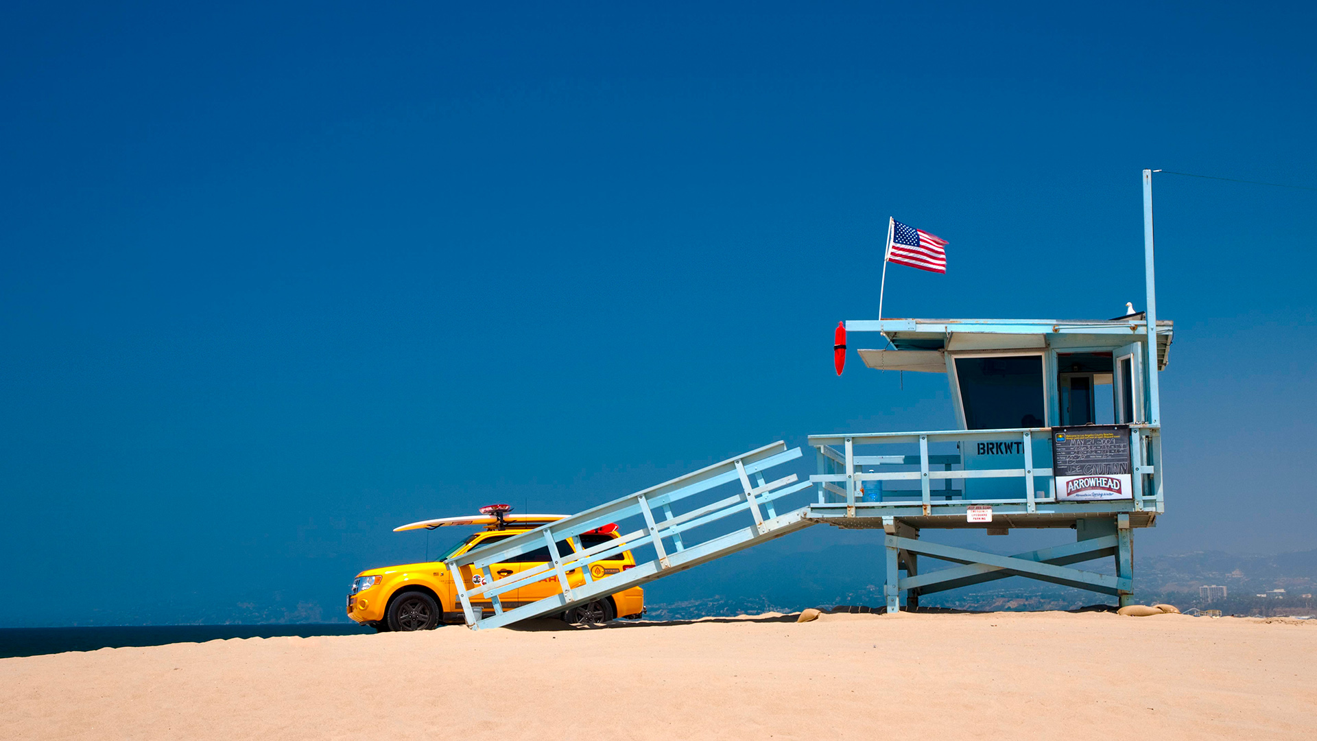 Ein Pickup und ein Turm der Rettungsschwimmer am Venice Beach  | picture alliance / Alan Copson/r