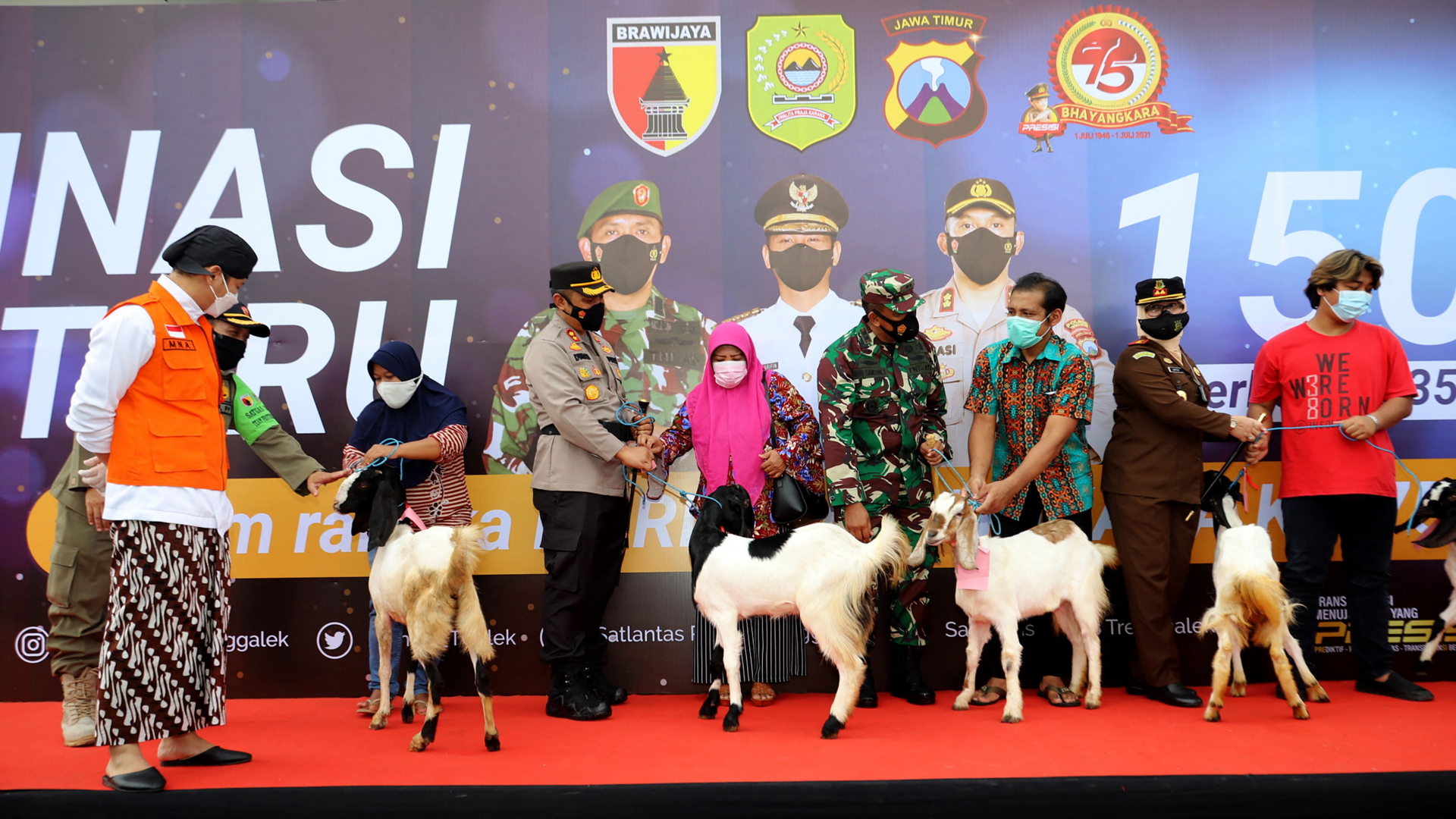 Gewinner von Ziegen in einer Impf-Lotterie auf der indonesischen Insel Java | AFP