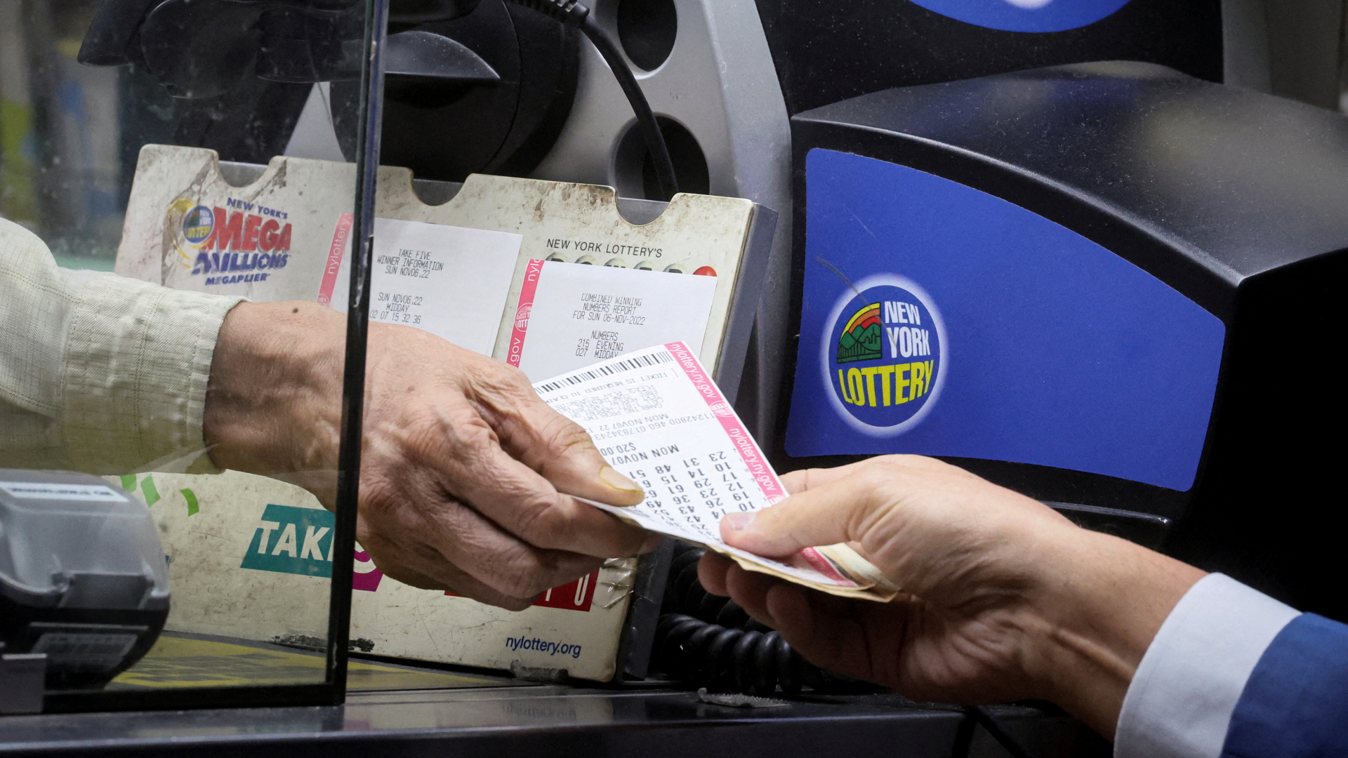 Ein Kunde kauft ein Ticket für den Powerball-Jackpot in New York | REUTERS
