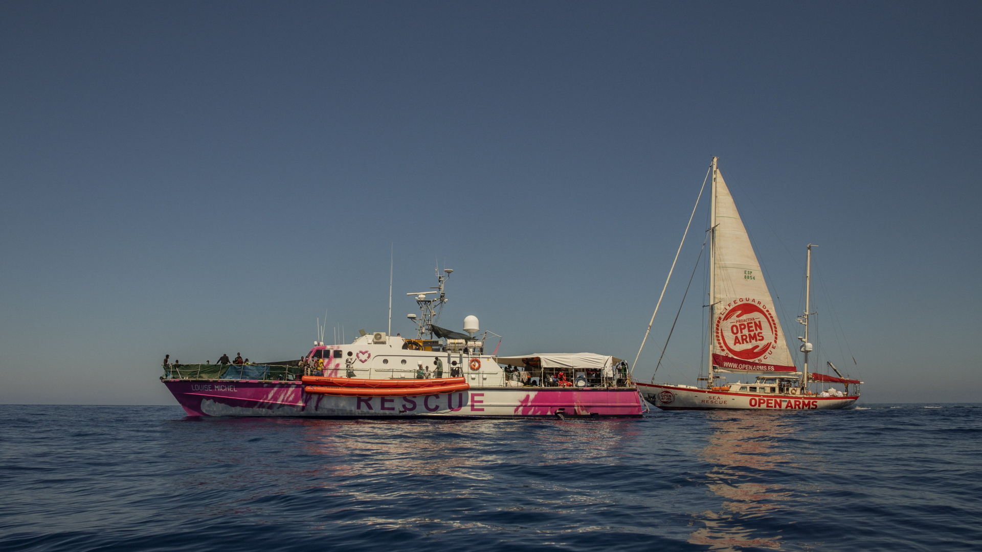 Die "Astral", ein Rettungsschiff der spanischen NGO "Open Arms", und das Rettungsschiff "Louise Michel",  | AP