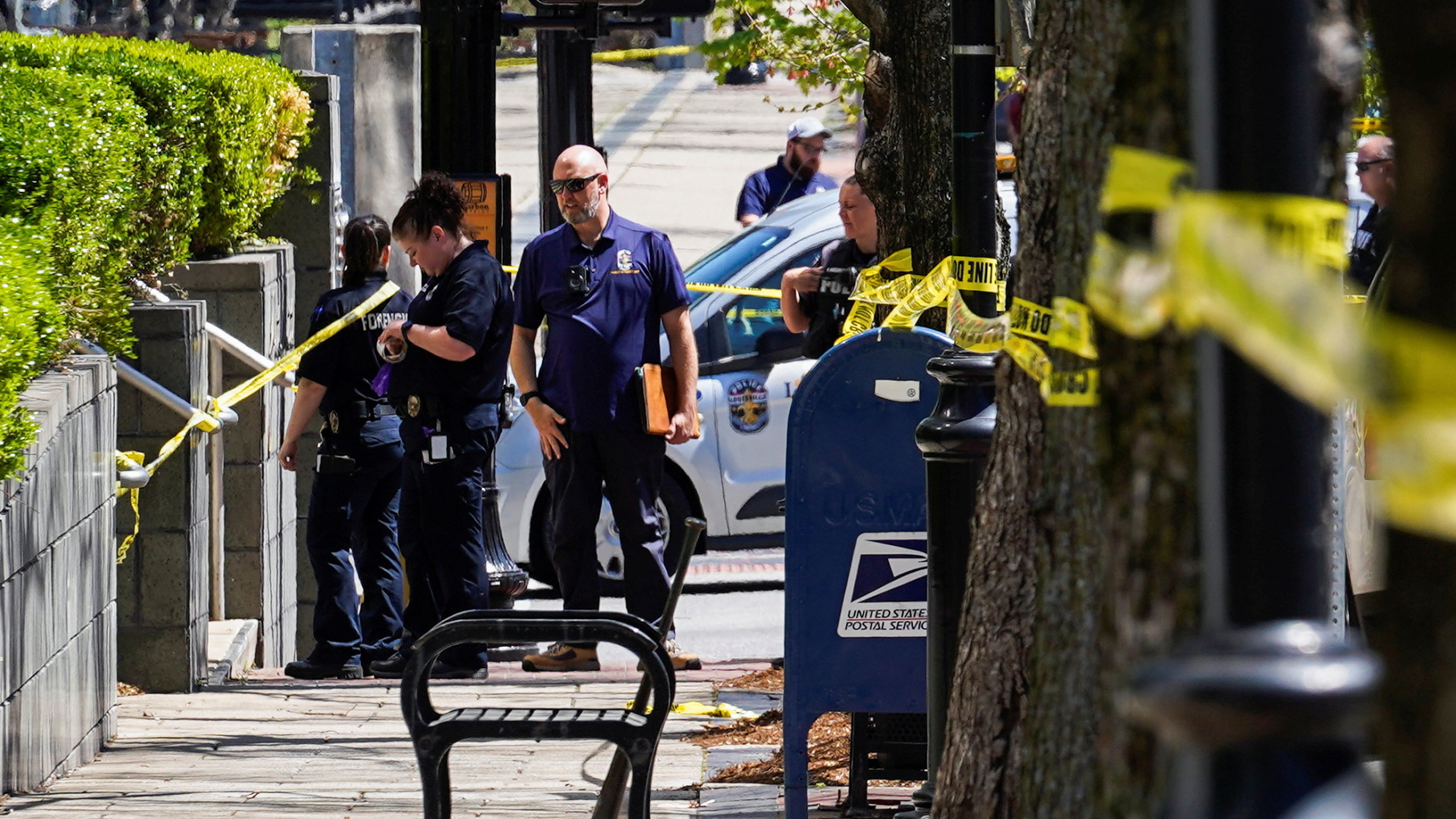 Beamte am Tatort eines Amoklaufs in der US-Stadt Louisville. | REUTERS