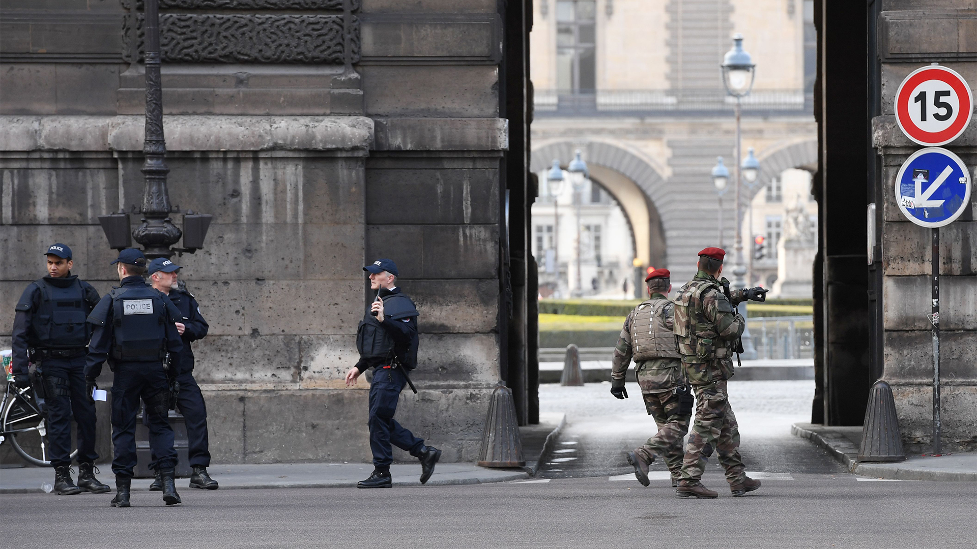 Polizisten vor dem Louvre in Paris