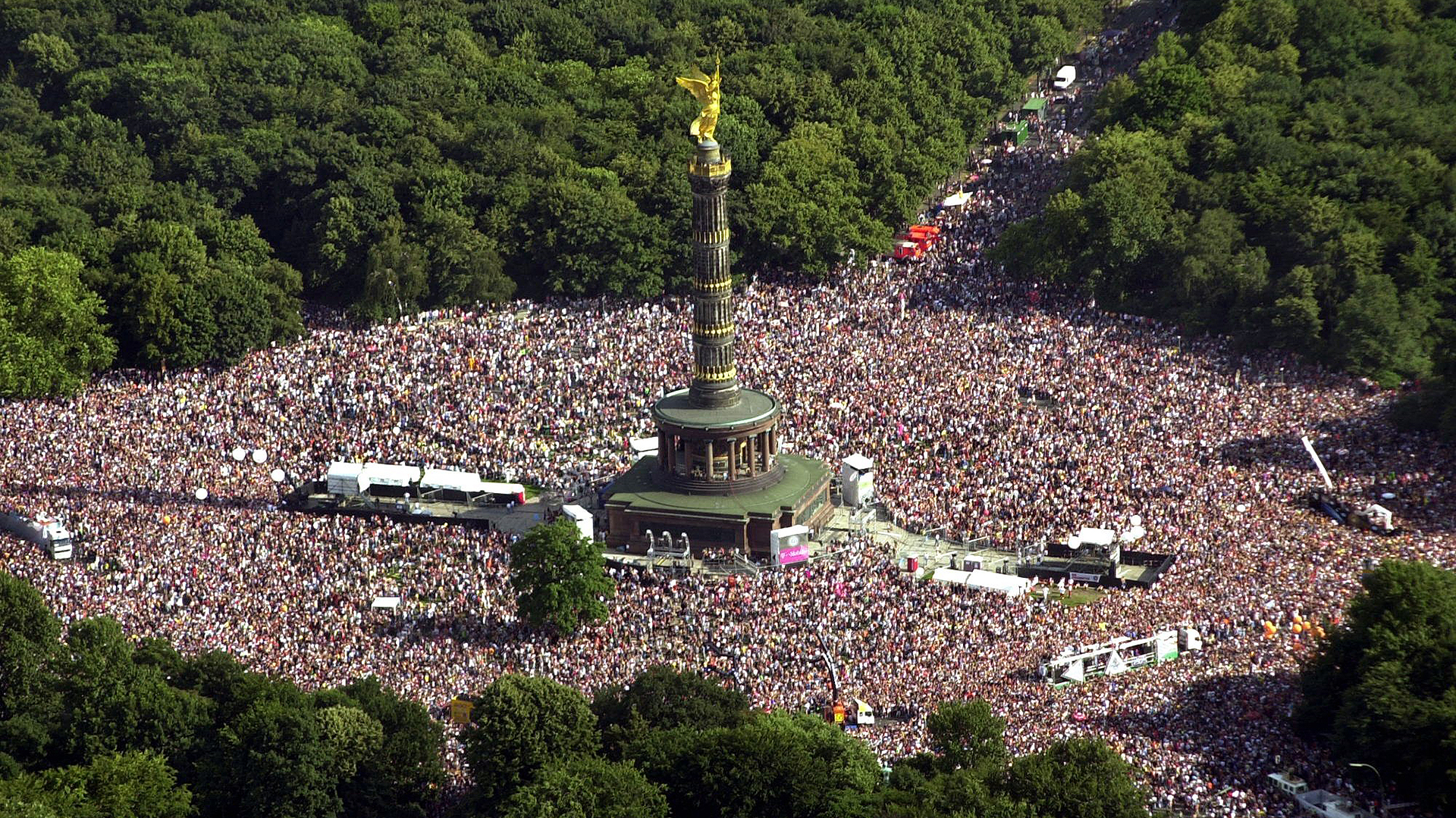 Loveparade und Siegessäule, Berlin 2001. | picture alliance / dpa