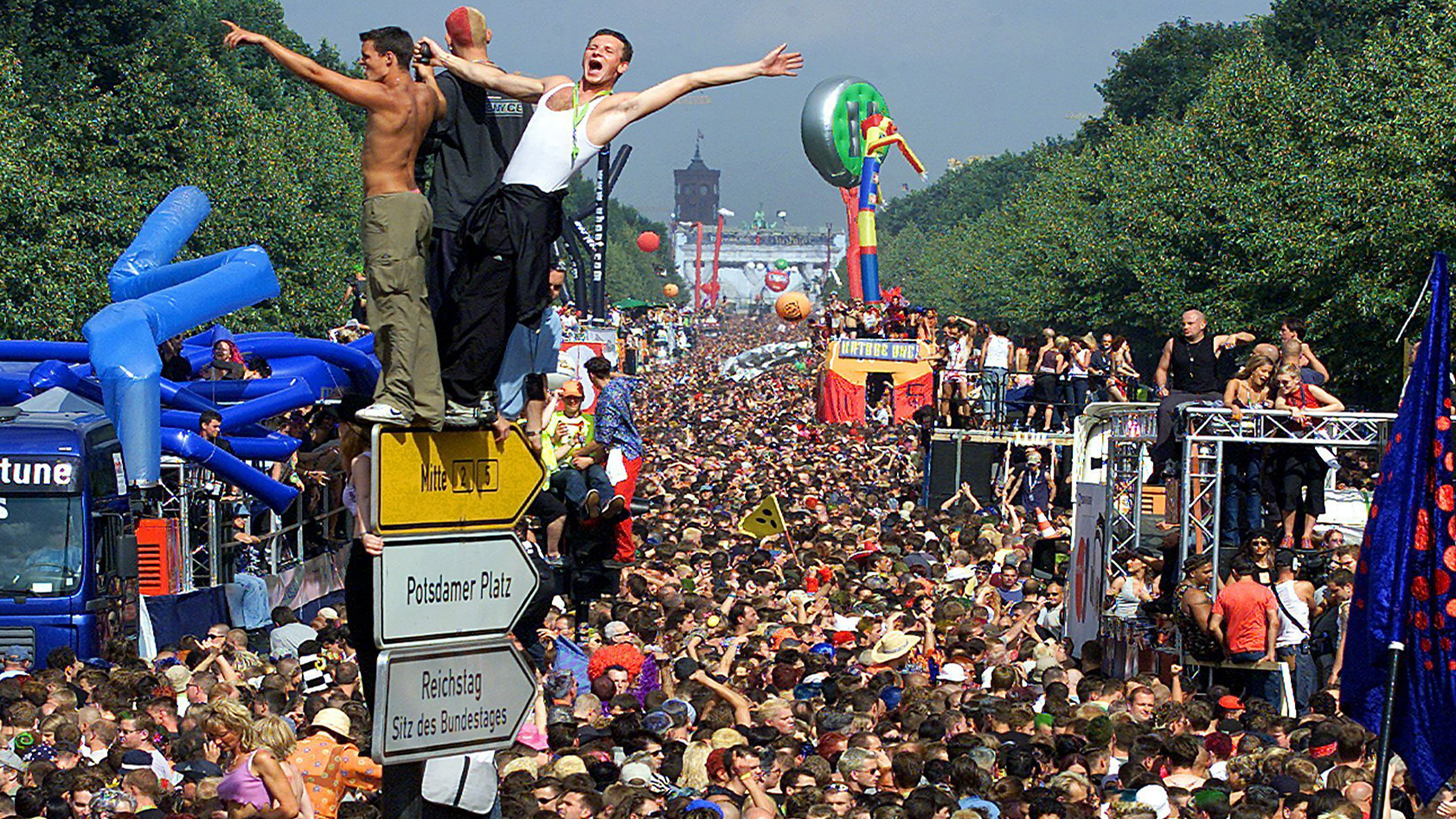 Loveparade auf der Straße des 17. Juni in Berlin, 2001. | picture alliance / dpa