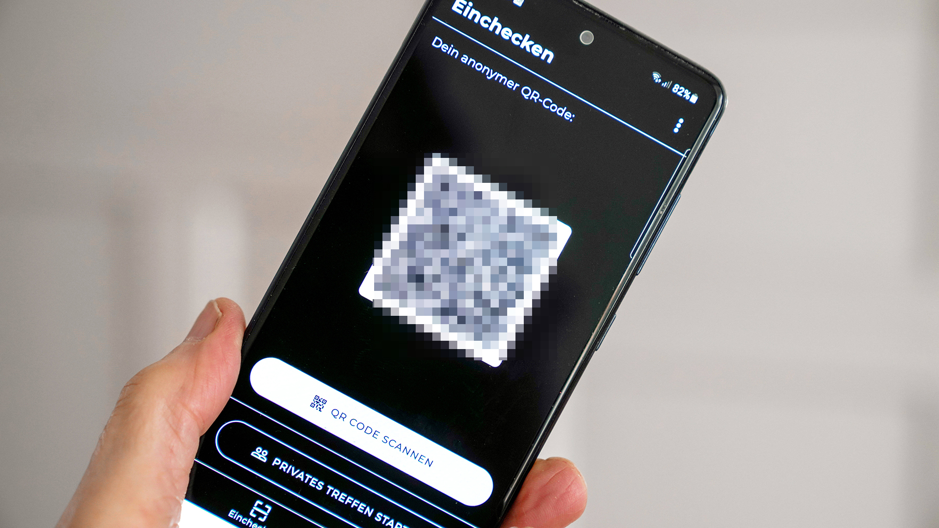 In der Luca-App wird ein QR-Code auf einem Smartphone angezeigt | imago images/Friedrich Stark