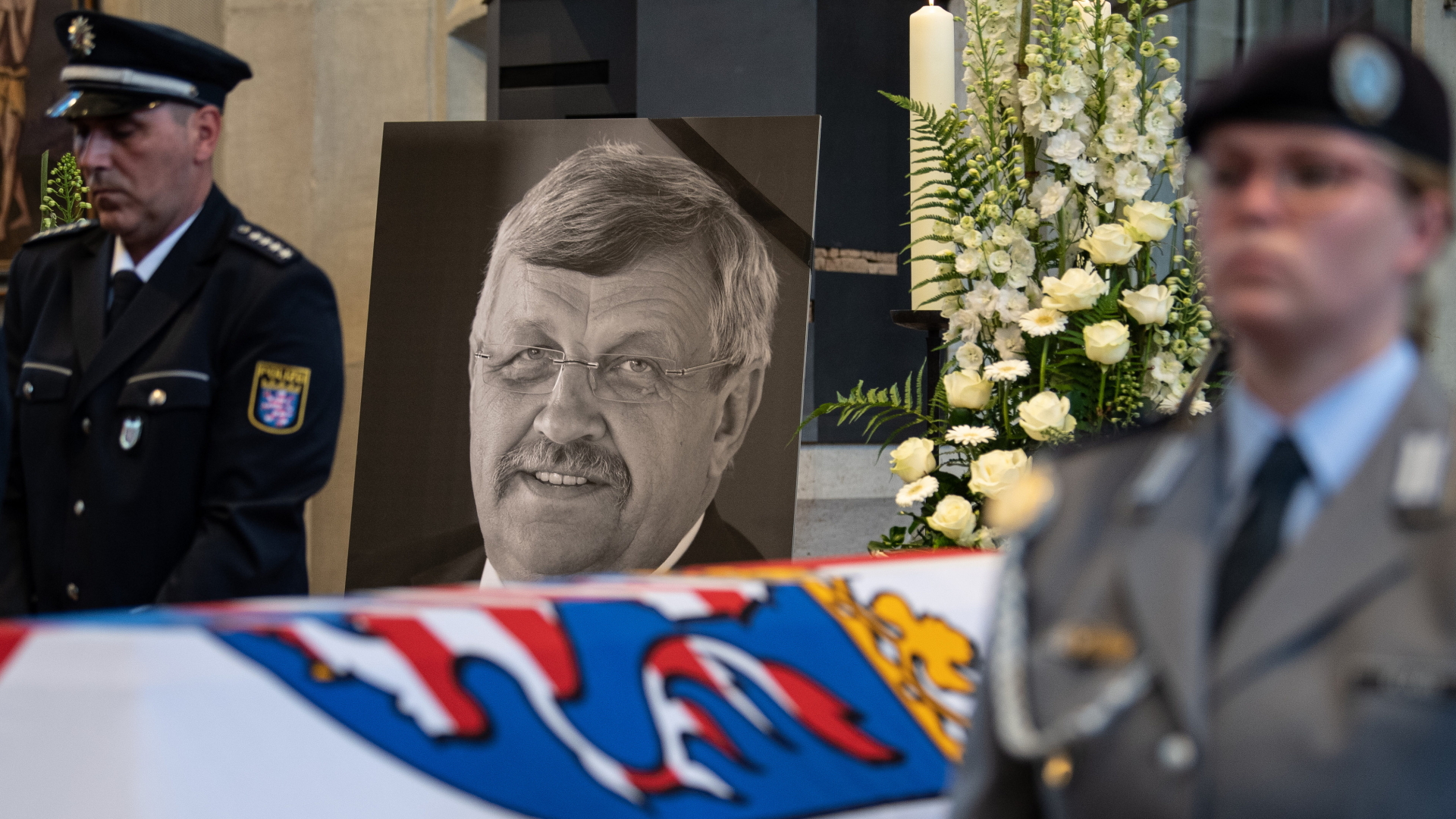 Ein Foto des ermordeten Kasseler Regierungspräsidenten Lübcke bei der Trauerfeier im Juni 2019.