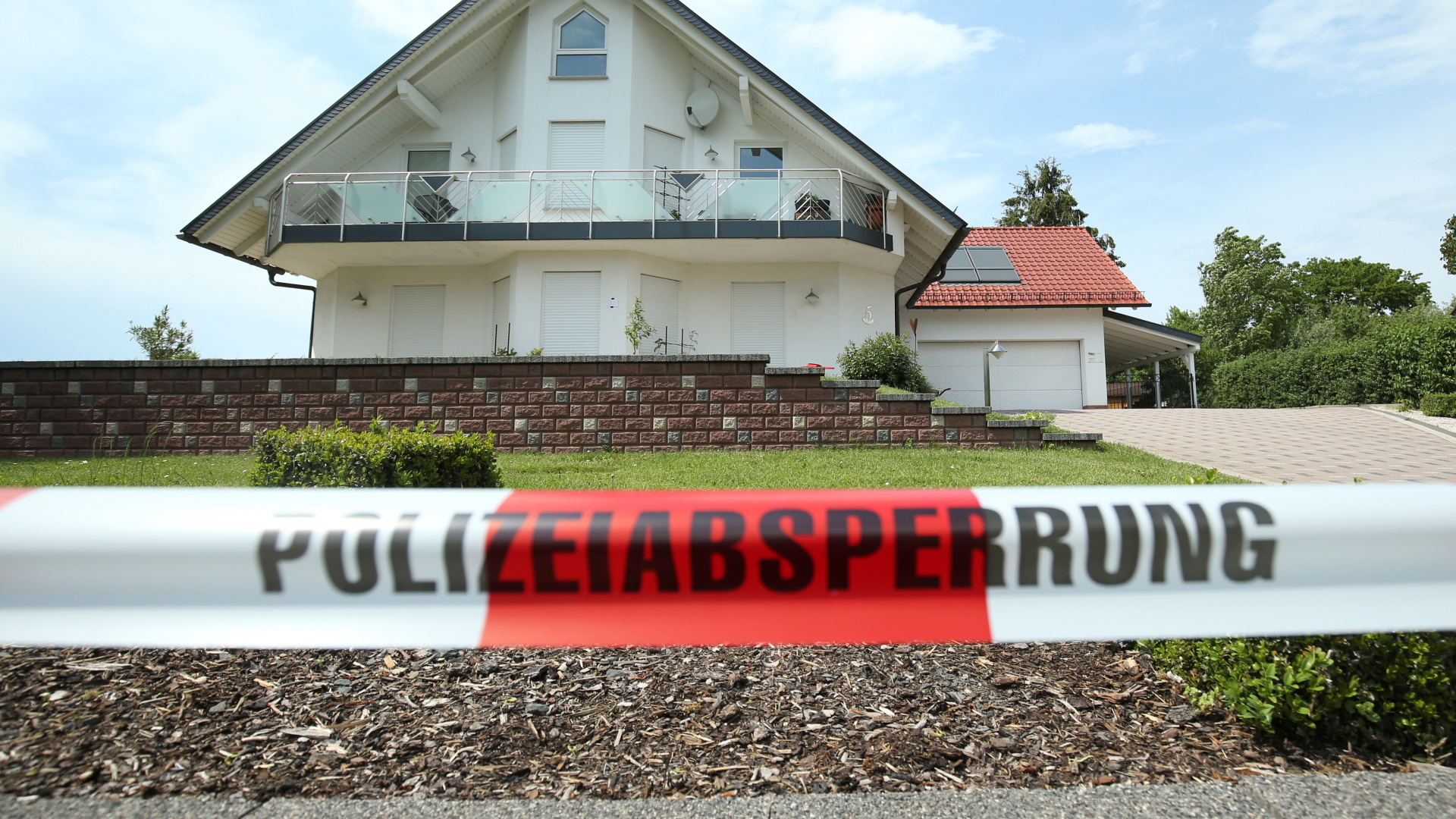 Polizeiabsperrung vor dem Haus von Walter Lübcke | REUTERS