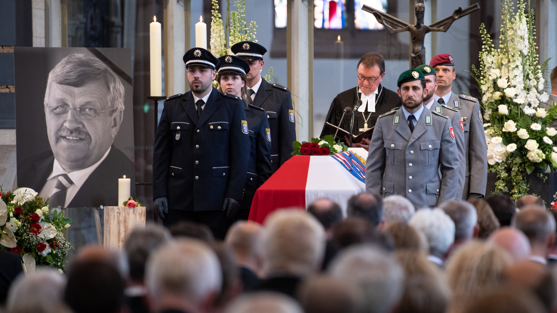 Eine Ehrengarde steht neben dem Sarg des getöteten Walter Lübcke. | dpa