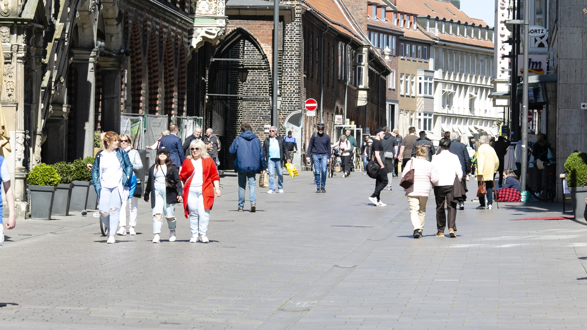Passanten gehen nach den Corona-Lockerungen durch die Lübecker Innenstadt. | dpa
