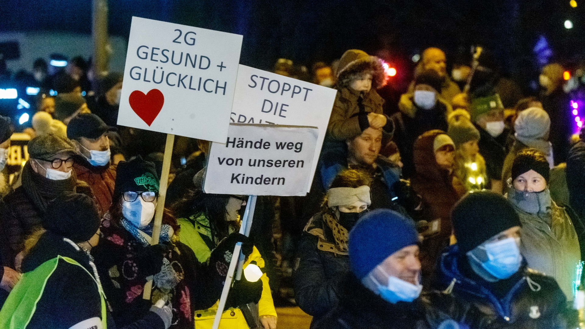 Menschen protestieren am 7. Februar 2022 gegen die Corona-Maßnahmen in Lübeck, Schleswig-Holstein. | dpa