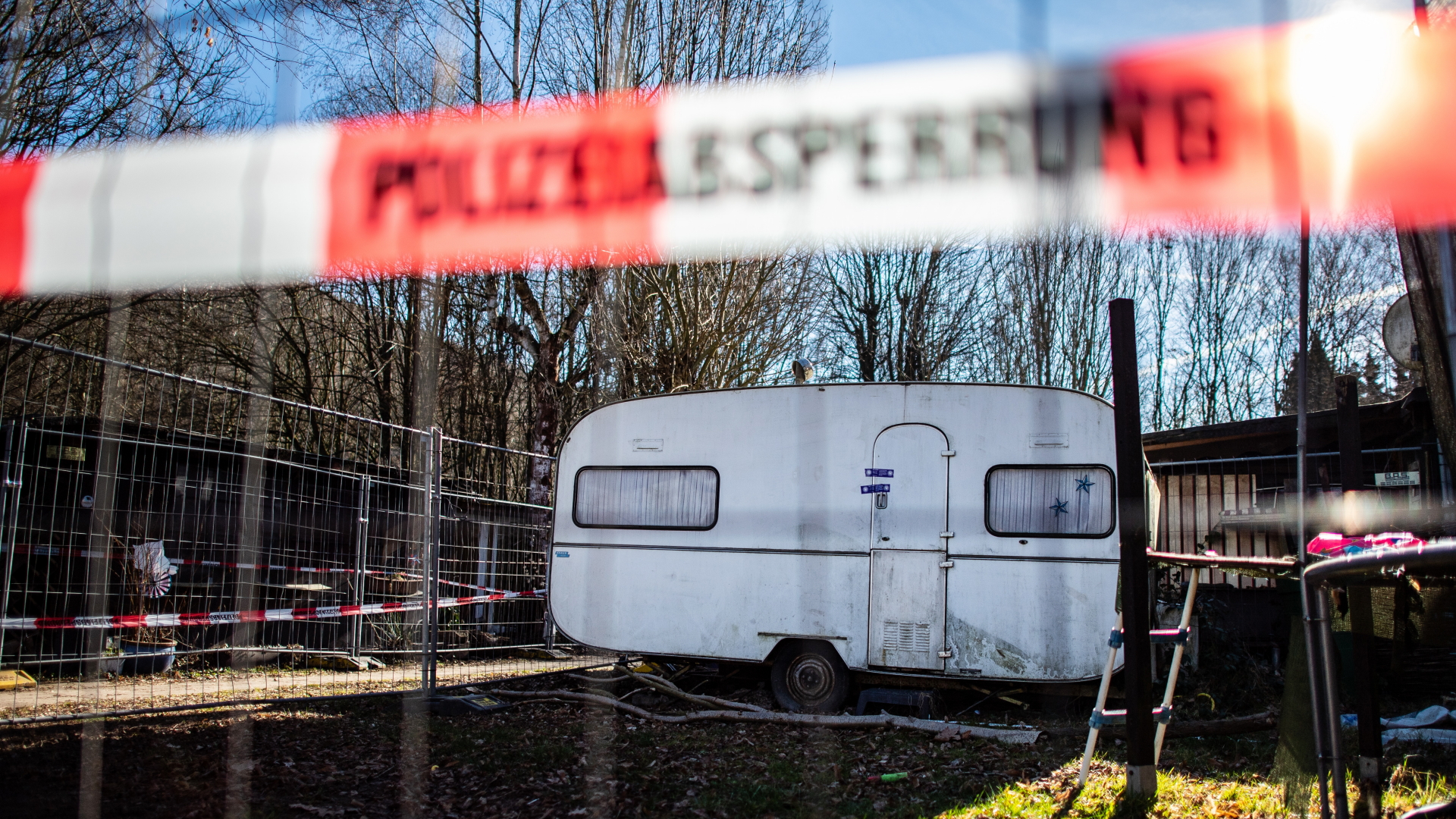 Die Parzelle mit dem versiegelten Wohnwagen des mutmaßlichen Täters auf dem Campingplatz Eichwald in Lügde (Februar 2019) | dpa