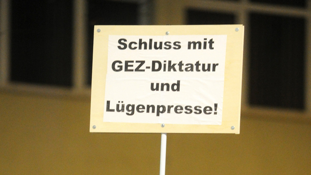 Demo-Schild "Schluss mit GEZ-Diktatur und Lügenpresse" | dpa