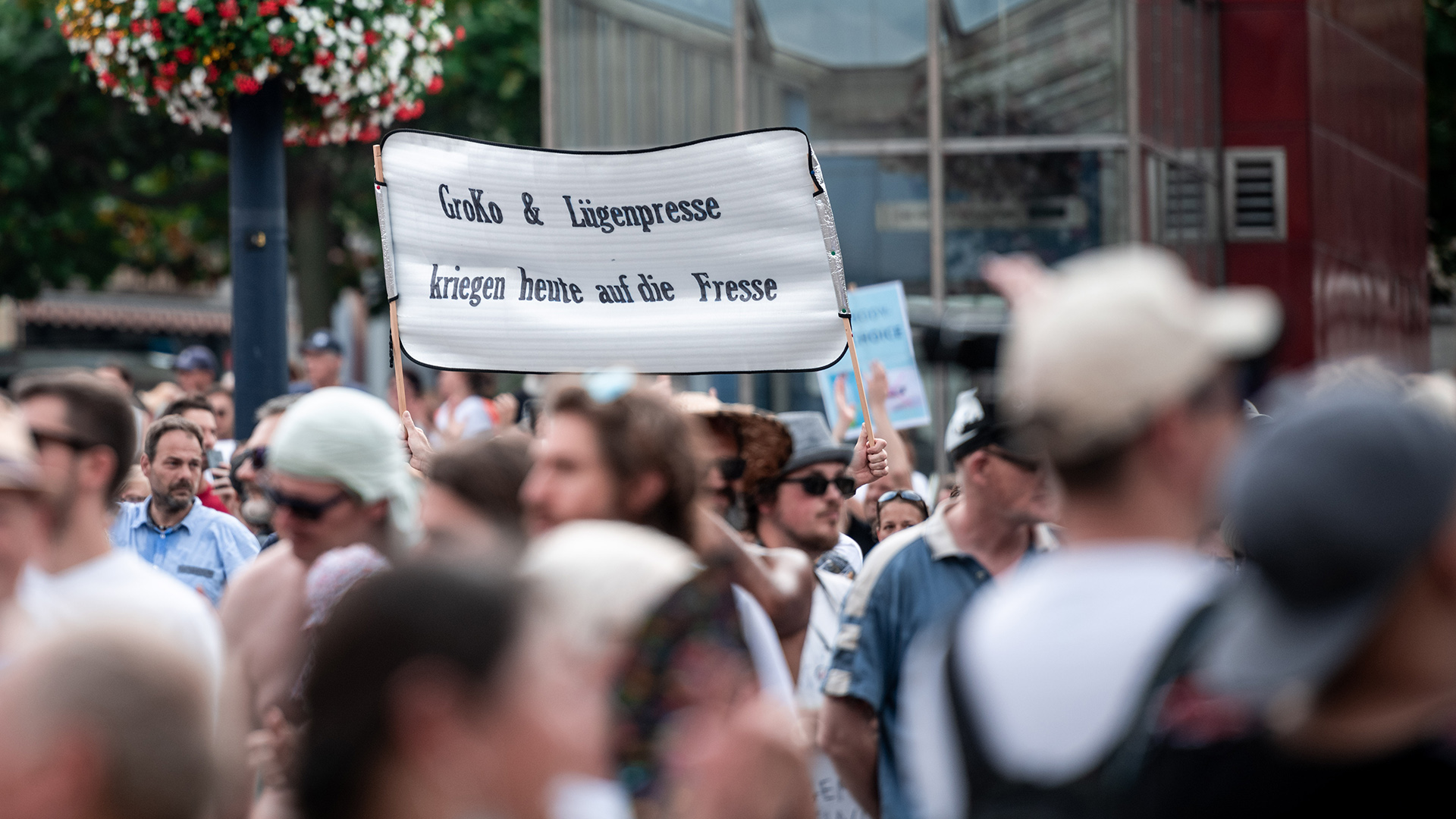 Nordrhein-Westfalen, Dortmund: Ein Teilnehmer der Demonstration "Querdenken-231"hält ein Schild auf dem "Groko und Lügenpresse kriegen heute auf die Fresse" steht, Archivbild August 2020 | dpa