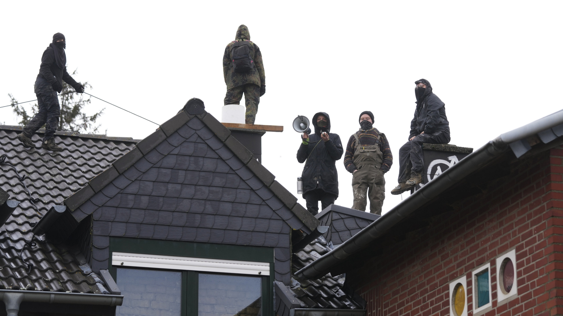 Klimaaktivisten in auf einem Dach in Lützerath. | AP