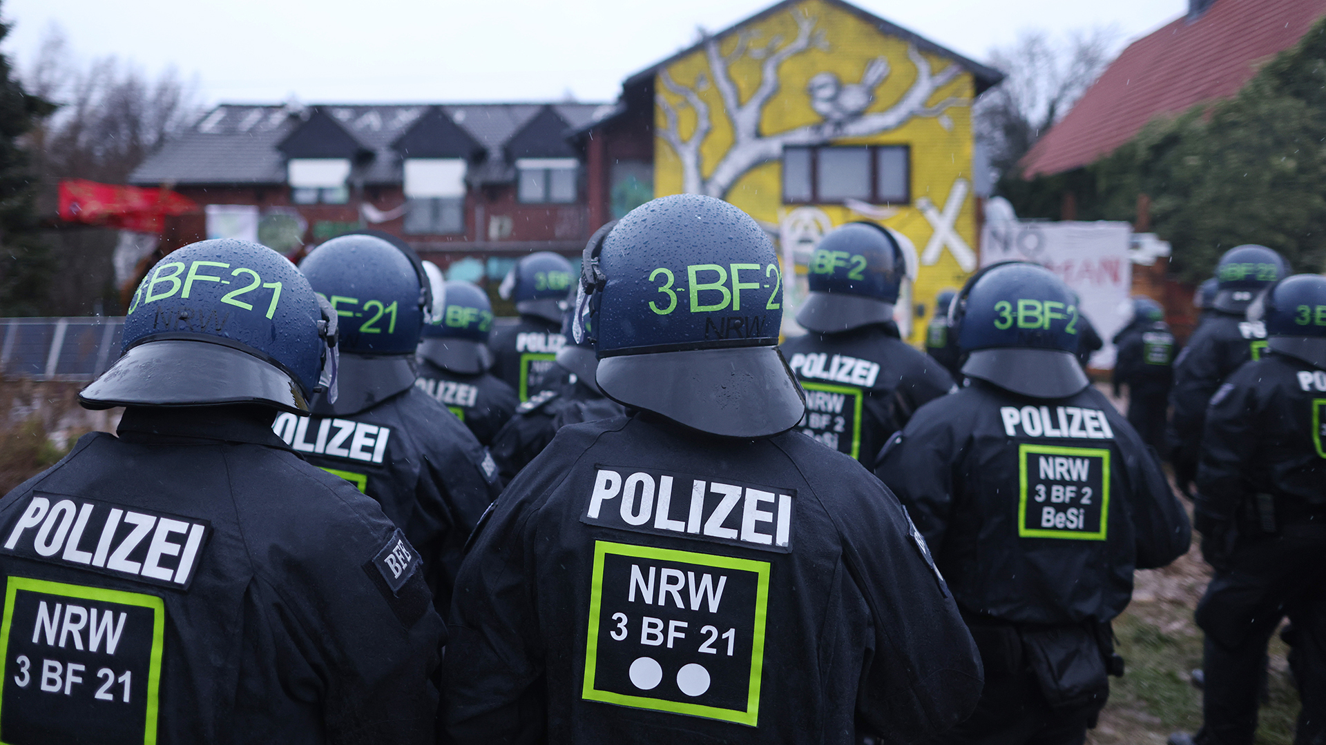 Polizisten stehen am zweiten Tag der Räumung im von Klimaaktivisten besetzten Braunkohleort Lützerath. | dpa