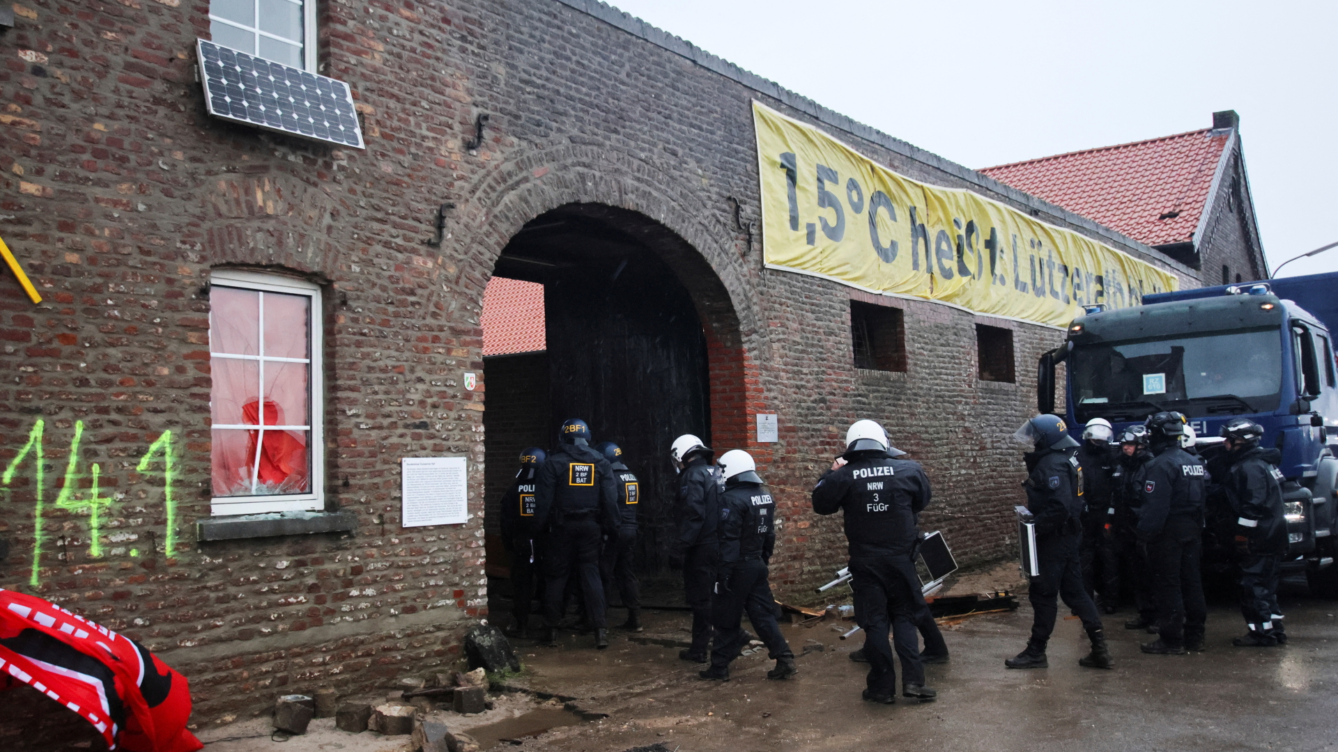 Polizisten räumen im von Klimaaktivisten besetzten Braunkohleort Lützerath ein Gehöft. | REUTERS