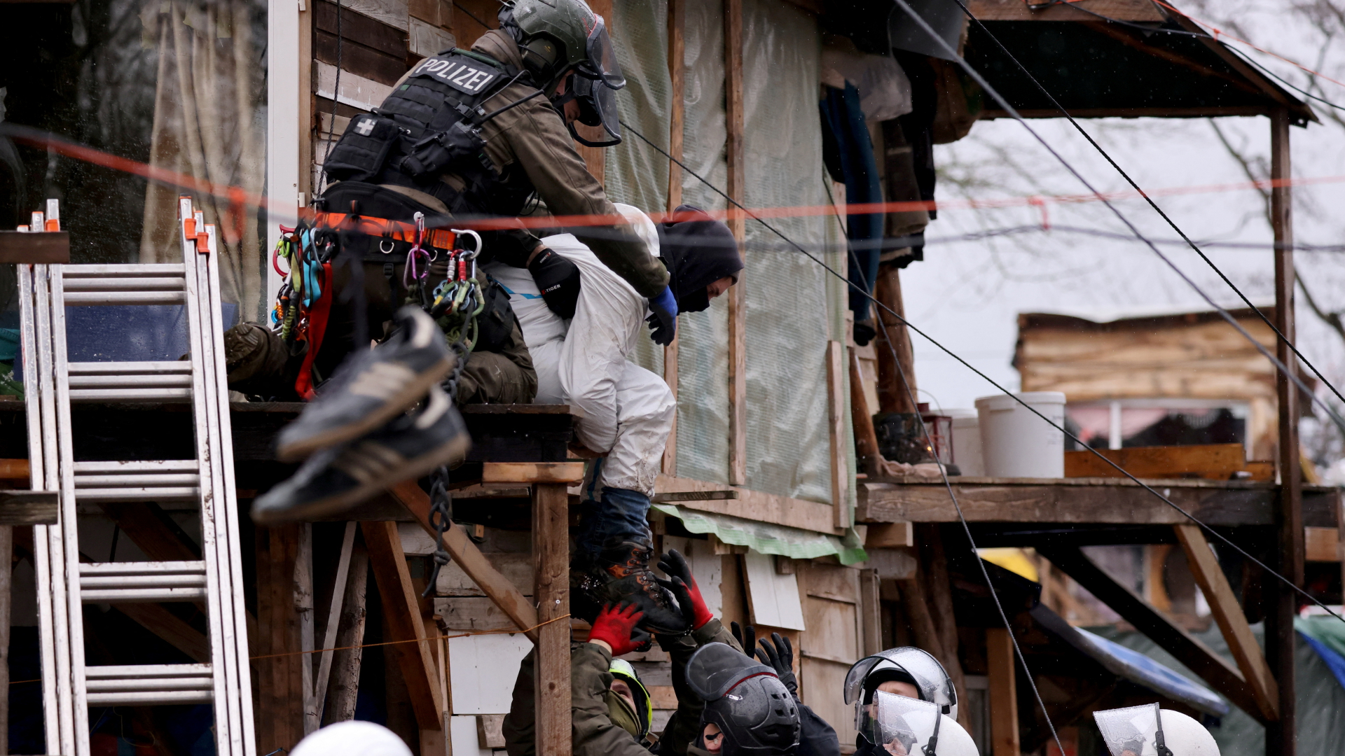 Polizisten räumen im von Klimaaktivisten besetzten Braunkohleort Lützerath ein Gebäude. | REUTERS