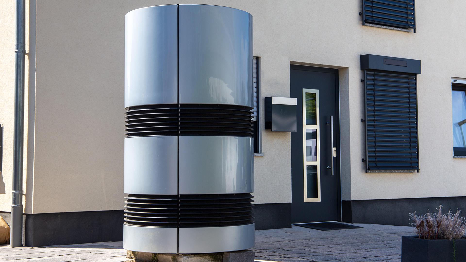 Luft- und Wasserwärmepumpe an einem neuen Wohnhaus. | picture alliance / CHROMORANGE